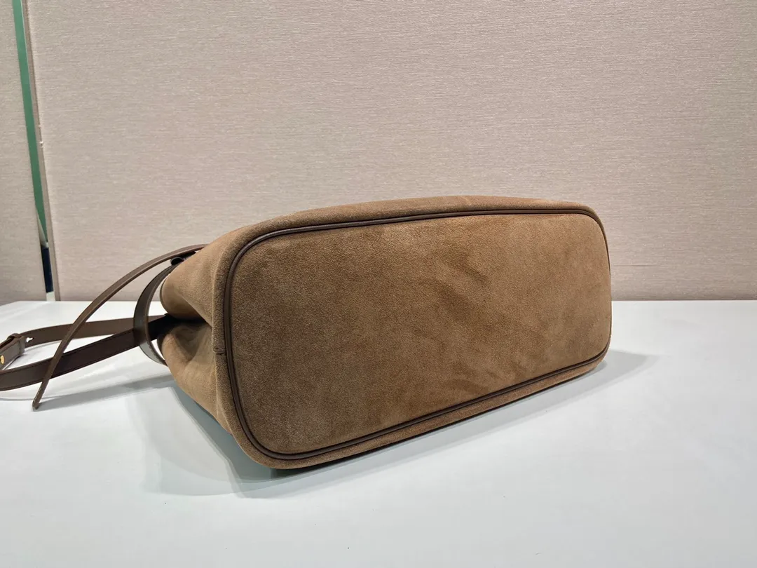 💰1900🎉New women's bag🎉1BA416 large suede leather🎉🎉 This handheld women's bag is made of imported suede (grinded leather) with imported sheepskin lining. Simple lines and exquisite elements are intertwined, interpreting the design aesthetics of both elegance and functionality. It not only embodies the modern and simple style, but also comes with replaceable straps and detachable and adjustable long shoulder straps, adding a unique personality embellishment to the entire look. Modern and versatile. Babies who like it, hurry up and get it🎉🎉🎉 Length 37.5x Height 27.5x Bottom 14cm🎉🎉🎉👏👏👏