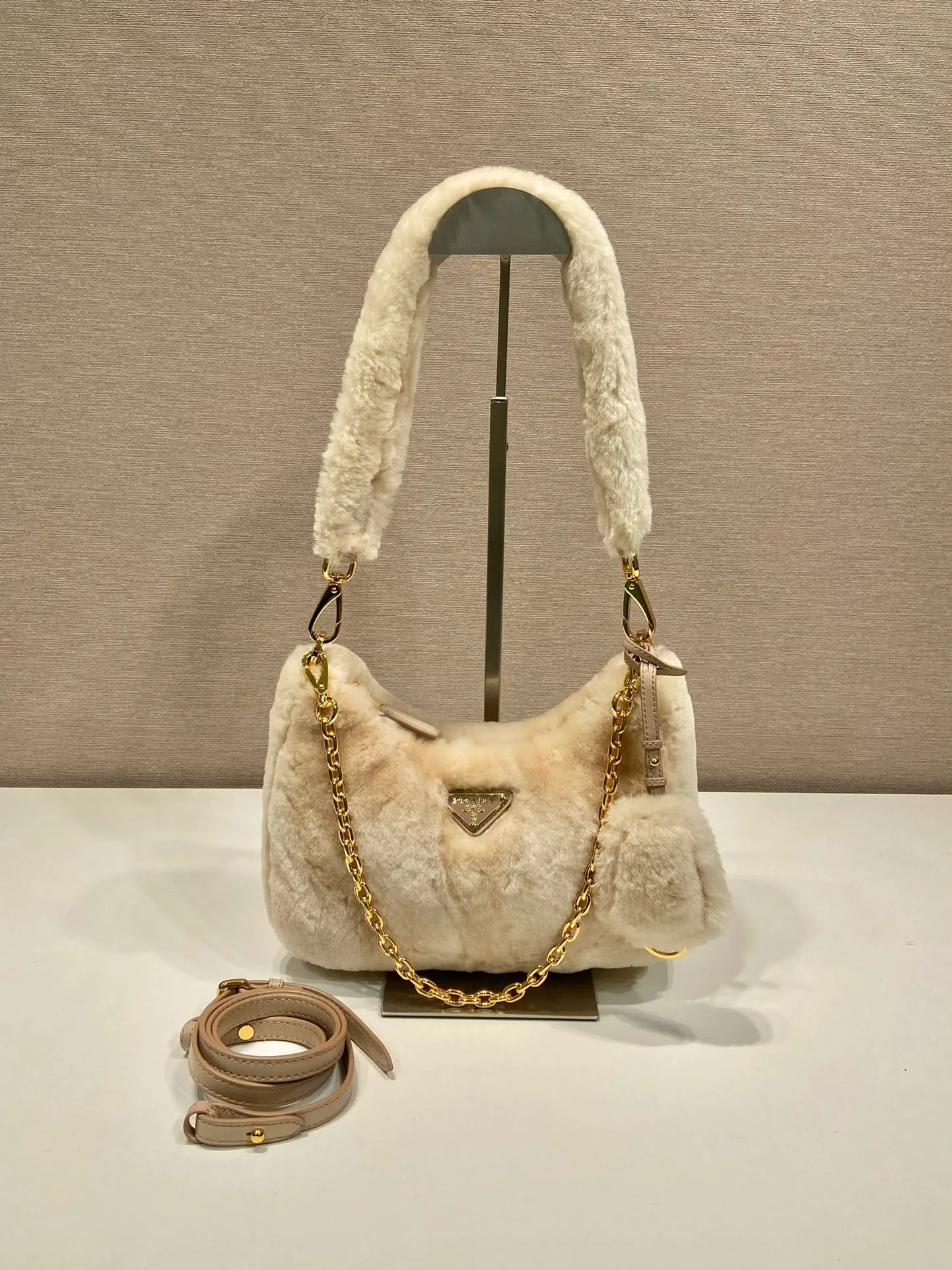 💰1520🎉Hobo fur bag🎉1BC204 new goat hair🎉🎉 This Hobo fur bag is made of imported goats and is equipped with a detachable fur shoulder strap and chain. It adds a touch of sexiness under the armpit bag and is also equipped with a detachable long shoulder strap. Babies who like sportsexy can carry it cross-body and continue to create a concave shape easily. It is highly functional. What I love most is that there is a small pendant hanging on the shoulder strap. So beautiful🎉🎉 A must-have in winter, I love it for babies. Get it now. Length 23x Height 17x Bottom 8cm🎉🎉🎉