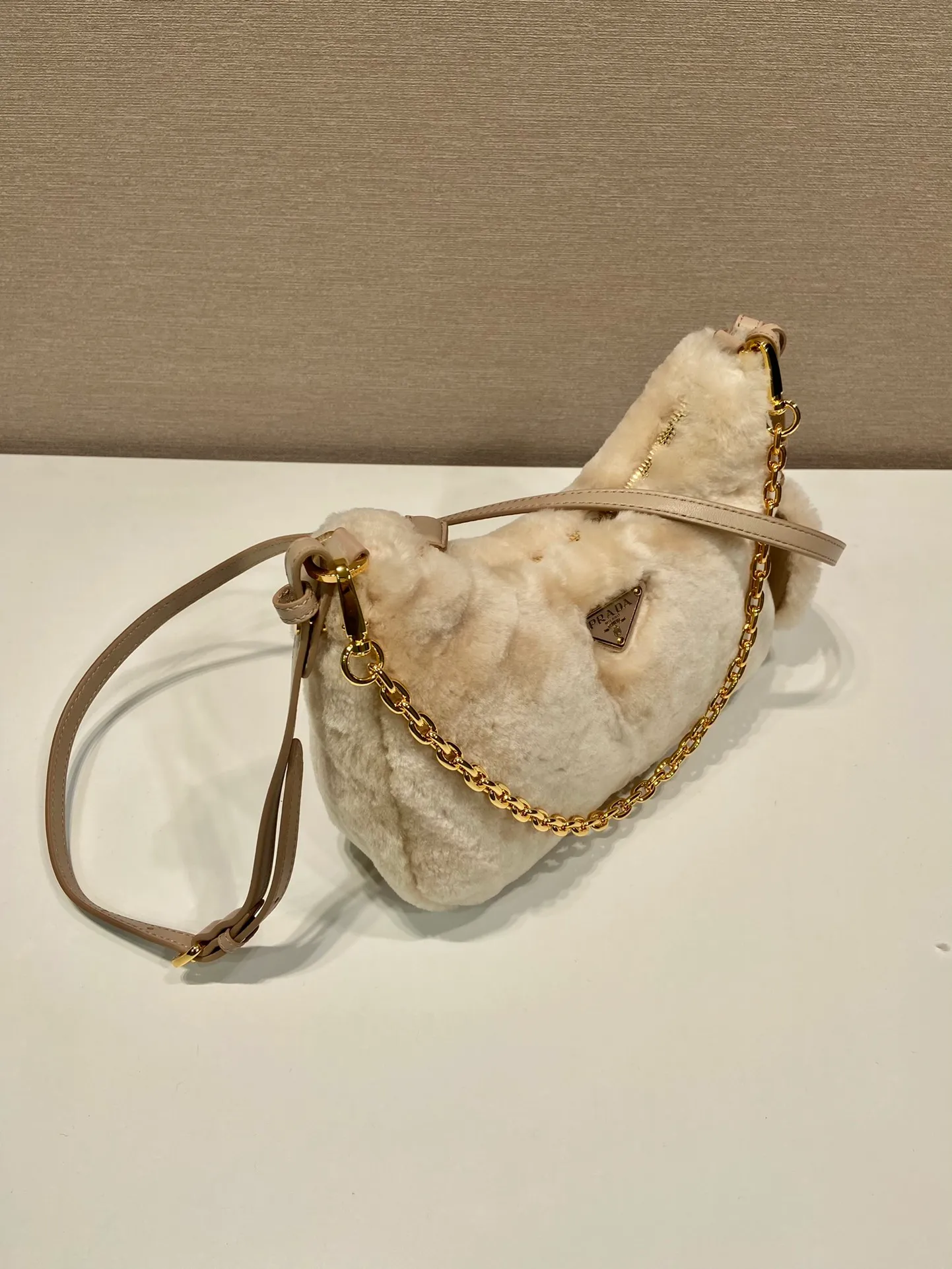💰1520🎉Hobo fur bag🎉1BC204 new goat hair🎉🎉 This Hobo fur bag is made of imported goats and is equipped with a detachable fur shoulder strap and chain. It adds a touch of sexiness under the armpit bag and is also equipped with a detachable long shoulder strap. Babies who like sportsexy can carry it cross-body and continue to create a concave shape easily. It is highly functional. What I love most is that there is a small pendant hanging on the shoulder strap. So beautiful🎉🎉 A must-have in winter, I love it for babies. Get it now. Length 23x Height 17x Bottom 8cm🎉🎉🎉