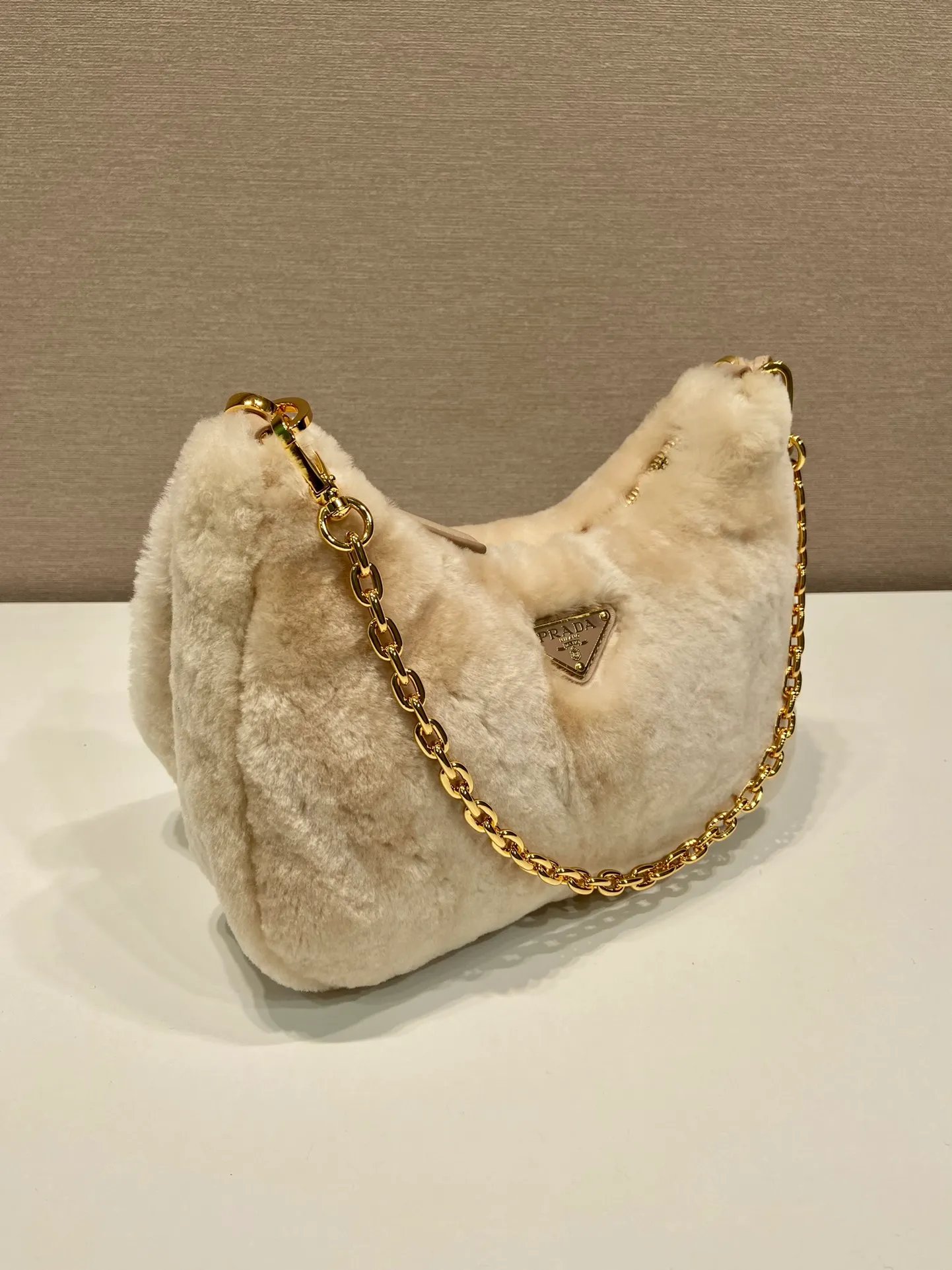 💰1520🎉Hobo fur bag🎉1BC204 new goat hair🎉🎉 This Hobo fur bag is made of imported goats and is equipped with a detachable fur shoulder strap and chain. It adds a touch of sexiness under the armpit bag and is also equipped with a detachable long shoulder strap. Babies who like sportsexy can carry it cross-body and continue to create a concave shape easily. It is highly functional. What I love most is that there is a small pendant hanging on the shoulder strap. So beautiful🎉🎉 A must-have in winter, I love it for babies. Get it now. Length 23x Height 17x Bottom 8cm🎉🎉🎉