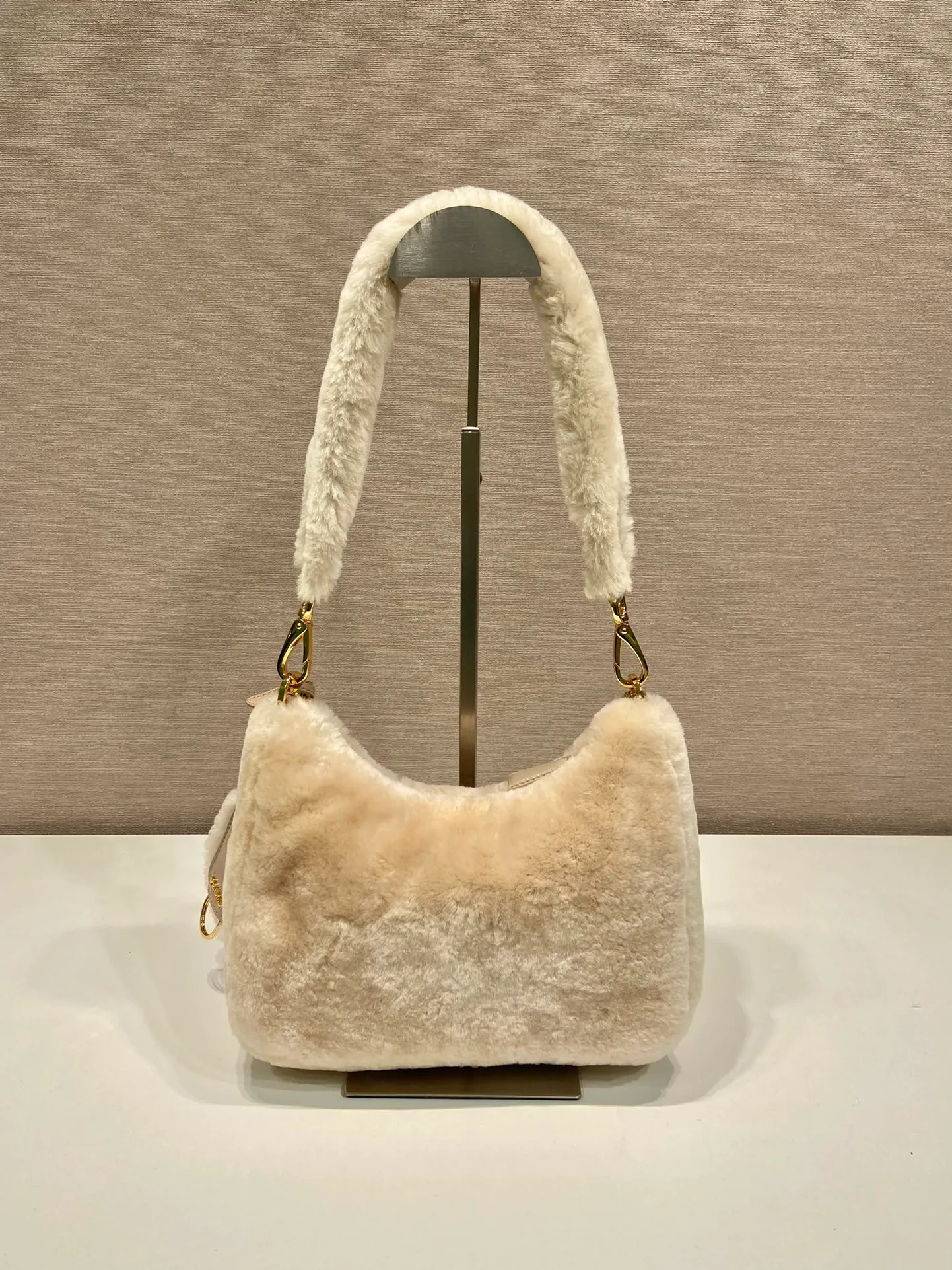 💰1520🎉Hobo fur bag🎉1BC204 new goat hair🎉🎉 This Hobo fur bag is made of imported goats and is equipped with a detachable fur shoulder strap and chain. It adds a touch of sexiness under the armpit bag and is also equipped with a detachable long shoulder strap. Babies who like sportsexy can carry it cross-body and continue to create a concave shape easily. It is highly functional. What I love most is that there is a small pendant hanging on the shoulder strap. So beautiful🎉🎉 A must-have in winter, I love it for babies. Get it now. Length 23x Height 17x Bottom 8cm🎉🎉🎉