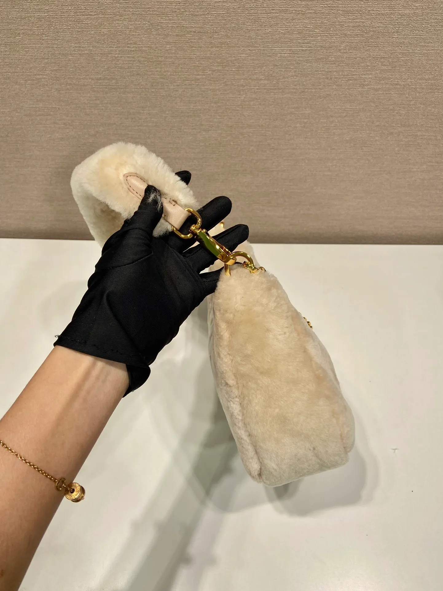 💰1520🎉Hobo fur bag🎉1BC204 new goat hair🎉🎉 This Hobo fur bag is made of imported goats and is equipped with a detachable fur shoulder strap and chain. It adds a touch of sexiness under the armpit bag and is also equipped with a detachable long shoulder strap. Babies who like sportsexy can carry it cross-body and continue to create a concave shape easily. It is highly functional. What I love most is that there is a small pendant hanging on the shoulder strap. So beautiful🎉🎉 A must-have in winter, I love it for babies. Get it now. Length 23x Height 17x Bottom 8cm🎉🎉🎉