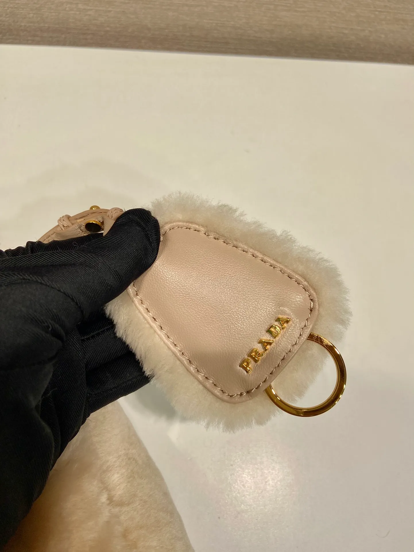 💰1520🎉Hobo fur bag🎉1BC204 new goat hair🎉🎉 This Hobo fur bag is made of imported goats and is equipped with a detachable fur shoulder strap and chain. It adds a touch of sexiness under the armpit bag and is also equipped with a detachable long shoulder strap. Babies who like sportsexy can carry it cross-body and continue to create a concave shape easily. It is highly functional. What I love most is that there is a small pendant hanging on the shoulder strap. So beautiful🎉🎉 A must-have in winter, I love it for babies. Get it now. Length 23x Height 17x Bottom 8cm🎉🎉🎉