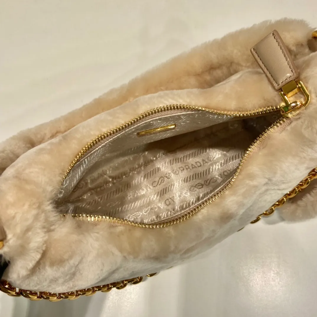 💰1520🎉Hobo fur bag🎉1BC204 new goat hair🎉🎉 This Hobo fur bag is made of imported goats and is equipped with a detachable fur shoulder strap and chain. It adds a touch of sexiness under the armpit bag and is also equipped with a detachable long shoulder strap. Babies who like sportsexy can carry it cross-body and continue to create a concave shape easily. It is highly functional. What I love most is that there is a small pendant hanging on the shoulder strap. So beautiful🎉🎉 A must-have in winter, I love it for babies. Get it now. Length 23x Height 17x Bottom 8cm🎉🎉🎉