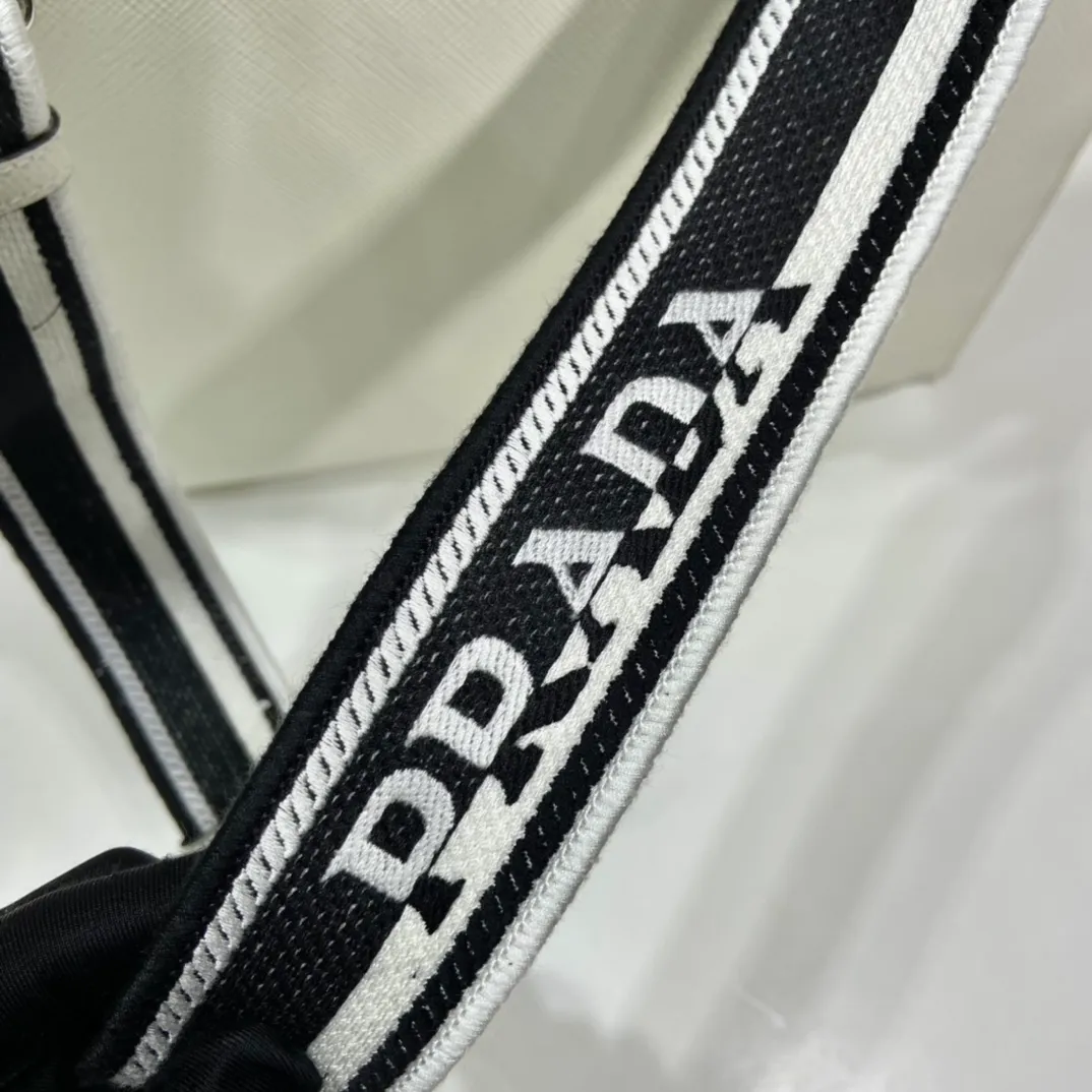 💰2040🎉Embroidered webbing tote bag🎉2VG084🎉🎉New color🎉🎉 This stylish and simple tote bag is made of imported Saffiano leather, with a large embossed logo and unique cross parallel lines. My favorite is this detachable embroidered webbing, which can also be matched with other bags🎉🎉Simple and elegant, fashionable, full of street fashion👏👏 Length 37x Height 37x Bottom 9cm