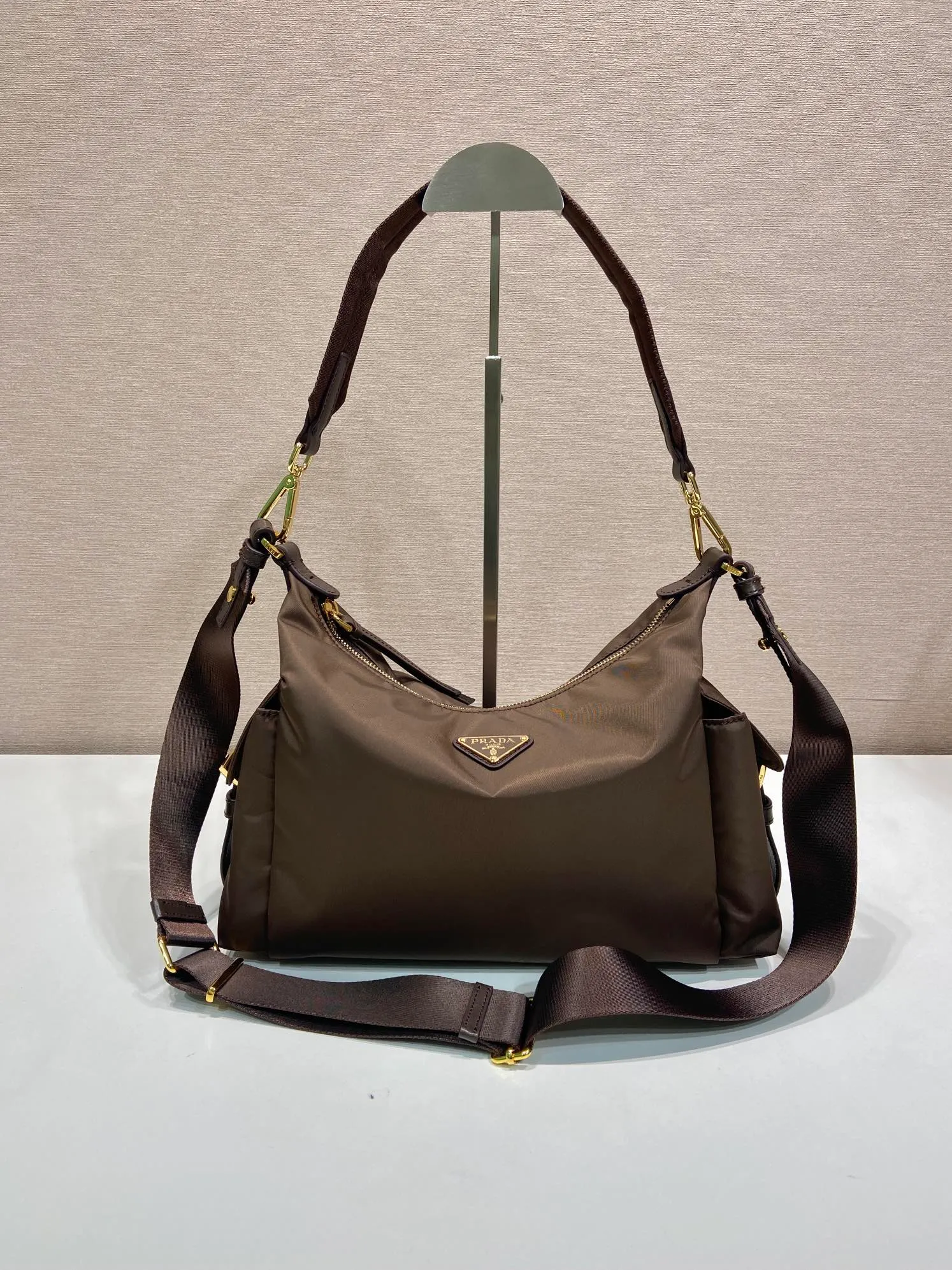 💰1260🎉New arrival🎉1BC264 Discovery Bag🎉🎉 This Discovery Bag is made of imported nylon fabric and calfskin, with a soft silhouette and multiple pockets. Lightweight and practical Re-Nylon emphasizes the design's versatile style, while leather details and signature accents reflect the P family's artisanal heritage. It comes with 2 removable, adjustable woven signature straps. The capacity is large and the upper body effect is very fashionable. Another hit that will never go out of style. Worth having! 🎉🎉 Length 32x Height 22x Bottom 11.5cm🎉🎉🎉💰💰💰