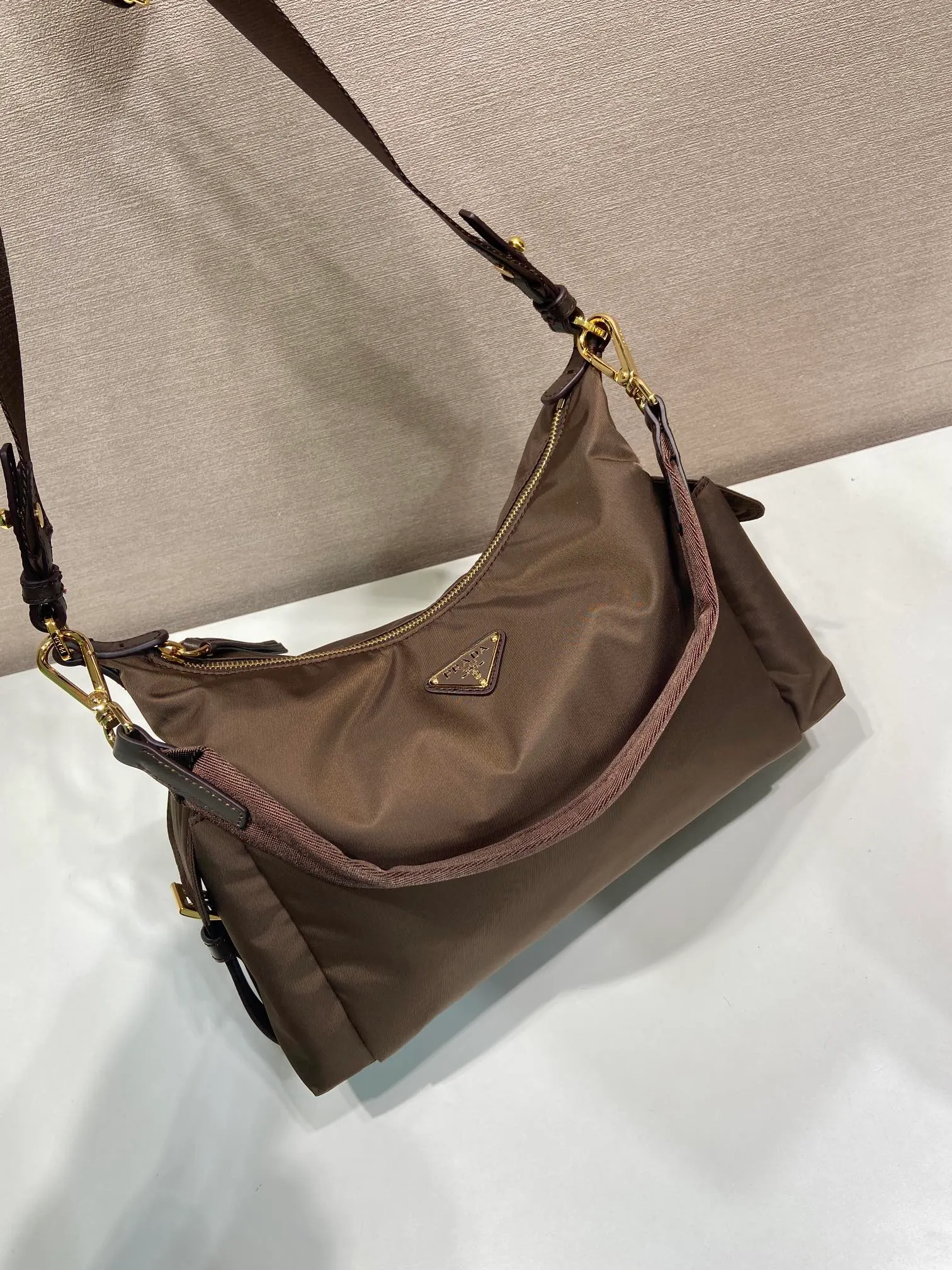 💰1260🎉New arrival🎉1BC264 Discovery Bag🎉🎉 This Discovery Bag is made of imported nylon fabric and calfskin, with a soft silhouette and multiple pockets. Lightweight and practical Re-Nylon emphasizes the design's versatile style, while leather details and signature accents reflect the P family's artisanal heritage. It comes with 2 removable, adjustable woven signature straps. The capacity is large and the upper body effect is very fashionable. Another hit that will never go out of style. Worth having! 🎉🎉 Length 32x Height 22x Bottom 11.5cm🎉🎉🎉💰💰💰