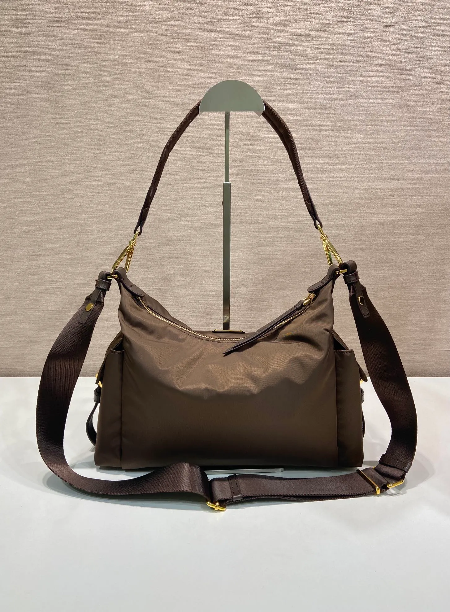 💰1260🎉New arrival🎉1BC264 Discovery Bag🎉🎉 This Discovery Bag is made of imported nylon fabric and calfskin, with a soft silhouette and multiple pockets. Lightweight and practical Re-Nylon emphasizes the design's versatile style, while leather details and signature accents reflect the P family's artisanal heritage. It comes with 2 removable, adjustable woven signature straps. The capacity is large and the upper body effect is very fashionable. Another hit that will never go out of style. Worth having! 🎉🎉 Length 32x Height 22x Bottom 11.5cm🎉🎉🎉💰💰💰
