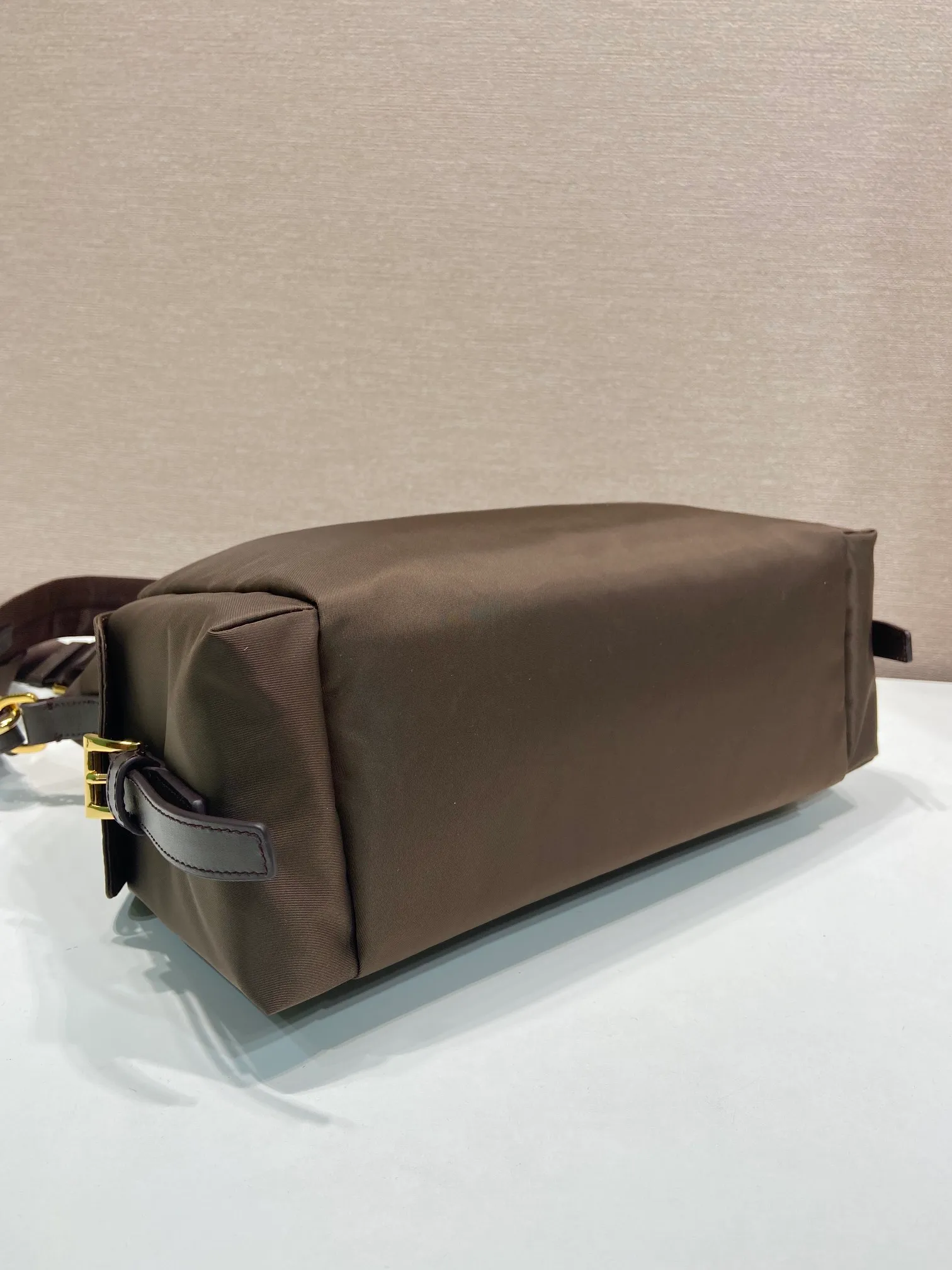 💰1260🎉New arrival🎉1BC264 Discovery Bag🎉🎉 This Discovery Bag is made of imported nylon fabric and calfskin, with a soft silhouette and multiple pockets. Lightweight and practical Re-Nylon emphasizes the design's versatile style, while leather details and signature accents reflect the P family's artisanal heritage. It comes with 2 removable, adjustable woven signature straps. The capacity is large and the upper body effect is very fashionable. Another hit that will never go out of style. Worth having! 🎉🎉 Length 32x Height 22x Bottom 11.5cm🎉🎉🎉💰💰💰