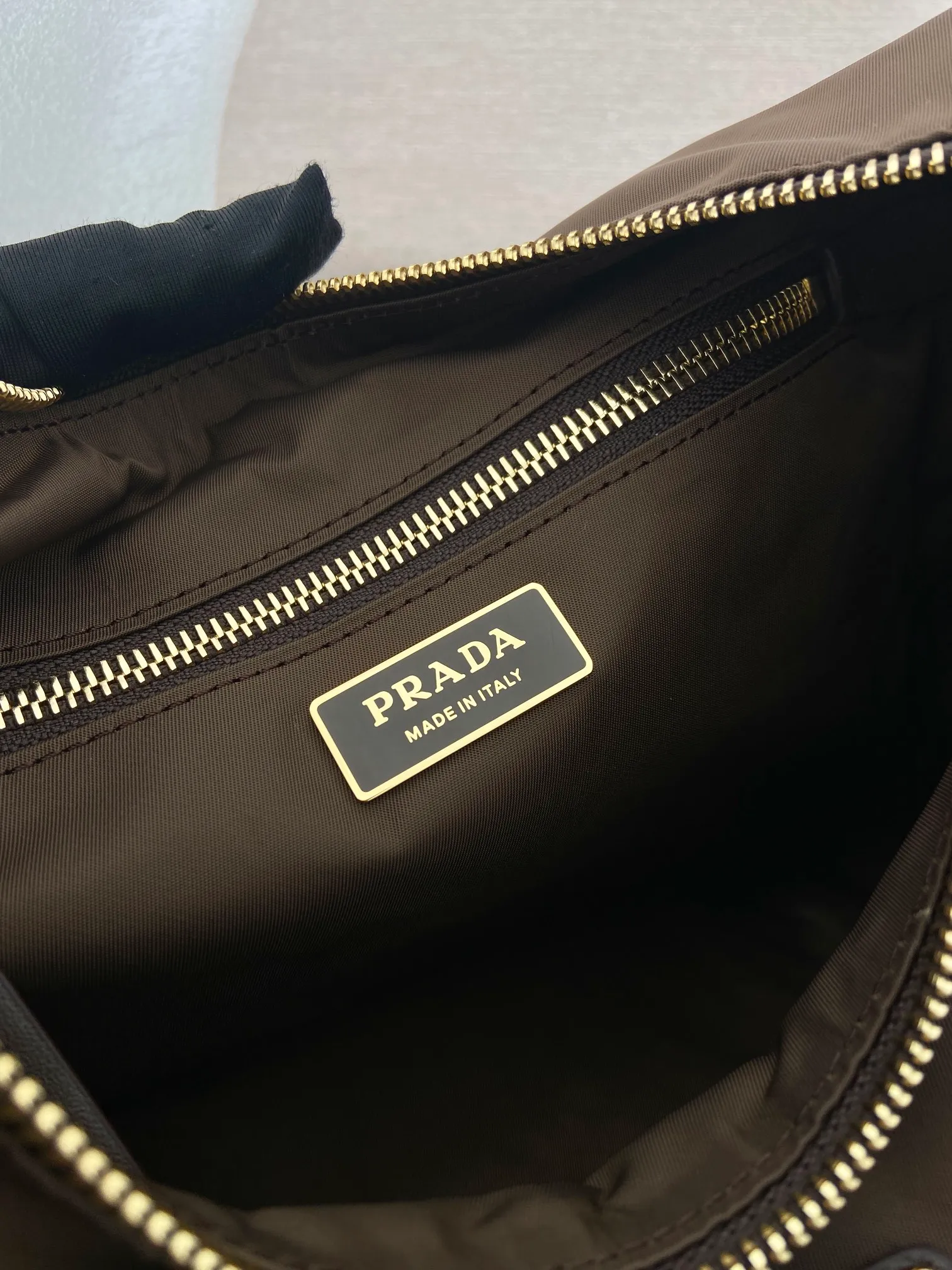 💰1260🎉New arrival🎉1BC264 Discovery Bag🎉🎉 This Discovery Bag is made of imported nylon fabric and calfskin, with a soft silhouette and multiple pockets. Lightweight and practical Re-Nylon emphasizes the design's versatile style, while leather details and signature accents reflect the P family's artisanal heritage. It comes with 2 removable, adjustable woven signature straps. The capacity is large and the upper body effect is very fashionable. Another hit that will never go out of style. Worth having! 🎉🎉 Length 32x Height 22x Bottom 11.5cm🎉🎉🎉💰💰💰