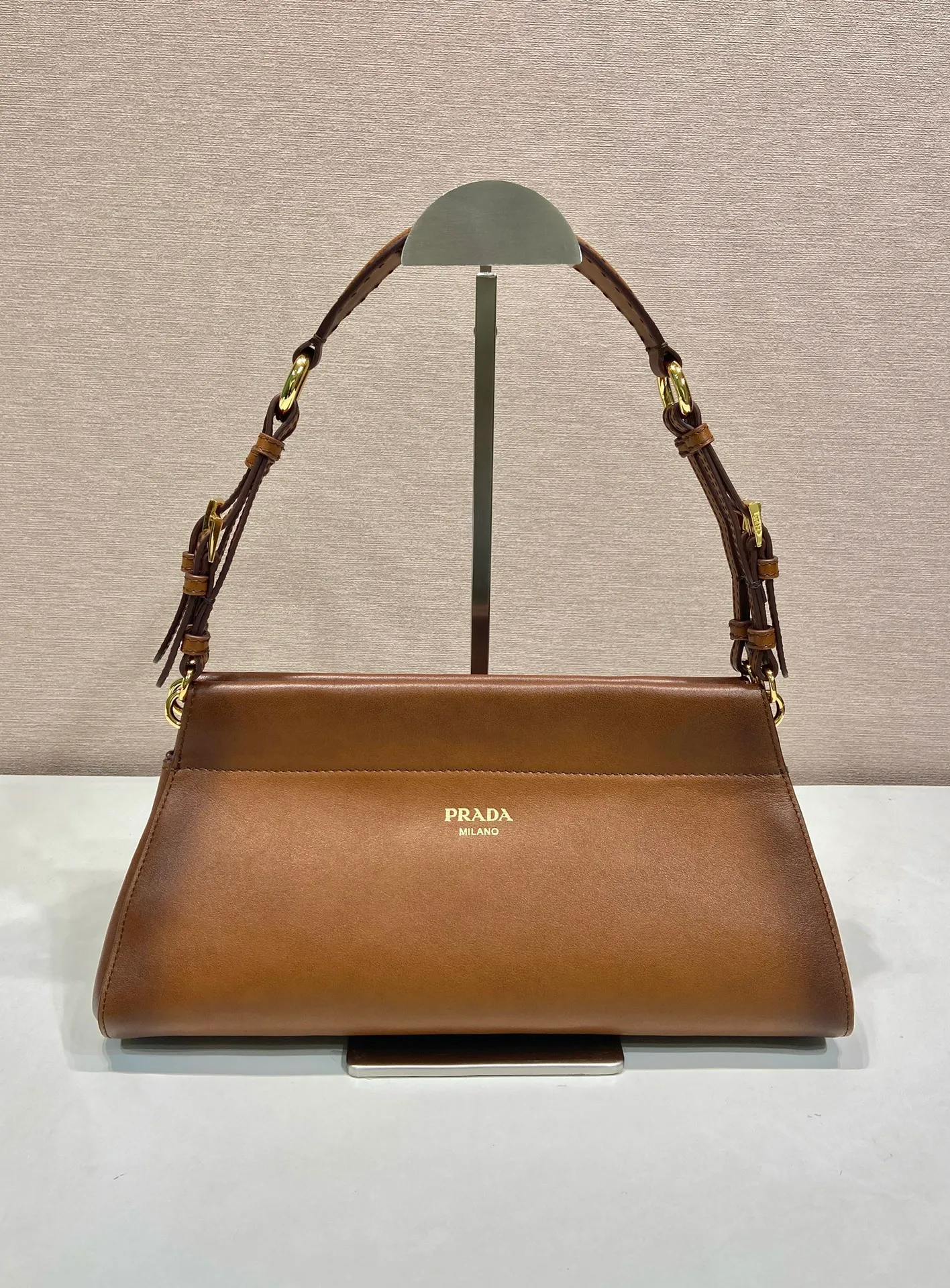 💰1640🎉New🎉1BC262🎉🎉 The Enchaîné bag features a retro-charming silhouette reinterpreted with a practical and modern structure. Classically feminine shapes are enriched by soft silhouettes and emphasized by the distressed treatment of leather, which is obtained through innovative craftsmanship techniques. The handle adds a diverse element to the design, highlighting practicality and elegance. Detachable leather handle - metal accessories - engraved logo on the front - with zipper pocket, another timeless and popular item, get your hands on it now 🎉🎉 Length 32.5x Height 15.5x Bottom 11cm🎉🎉