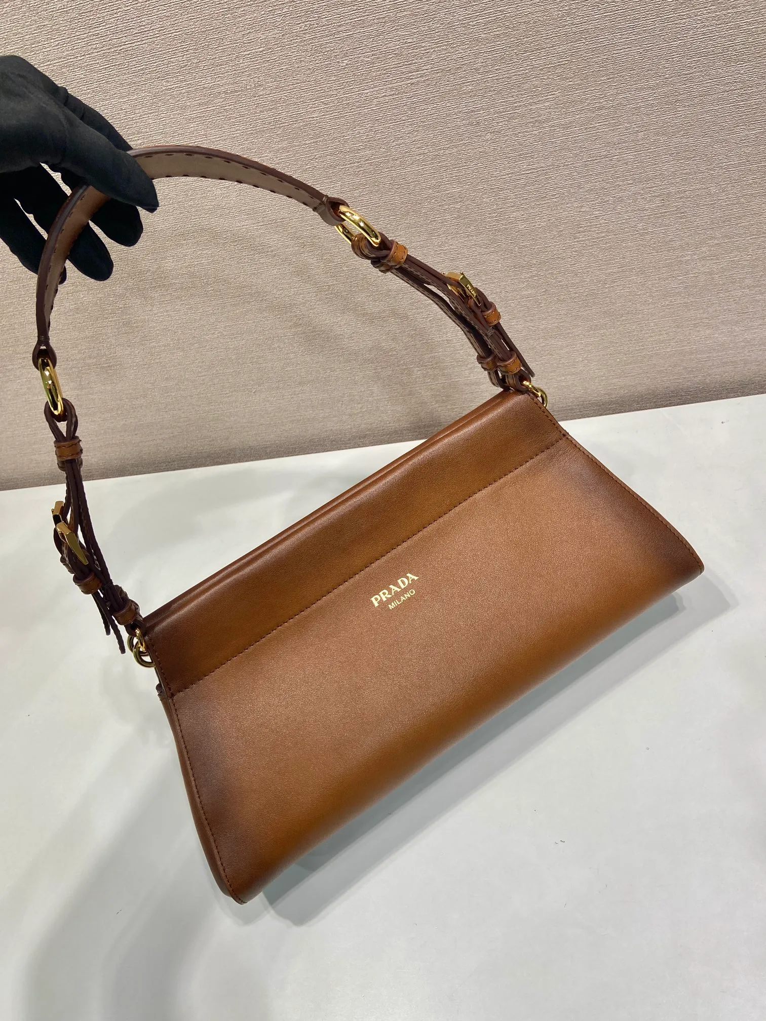 💰1640🎉New🎉1BC262🎉🎉 The Enchaîné bag features a retro-charming silhouette reinterpreted with a practical and modern structure. Classically feminine shapes are enriched by soft silhouettes and emphasized by the distressed treatment of leather, which is obtained through innovative craftsmanship techniques. The handle adds a diverse element to the design, highlighting practicality and elegance. Detachable leather handle - metal accessories - engraved logo on the front - with zipper pocket, another timeless and popular item, get your hands on it now 🎉🎉 Length 32.5x Height 15.5x Bottom 11cm🎉🎉