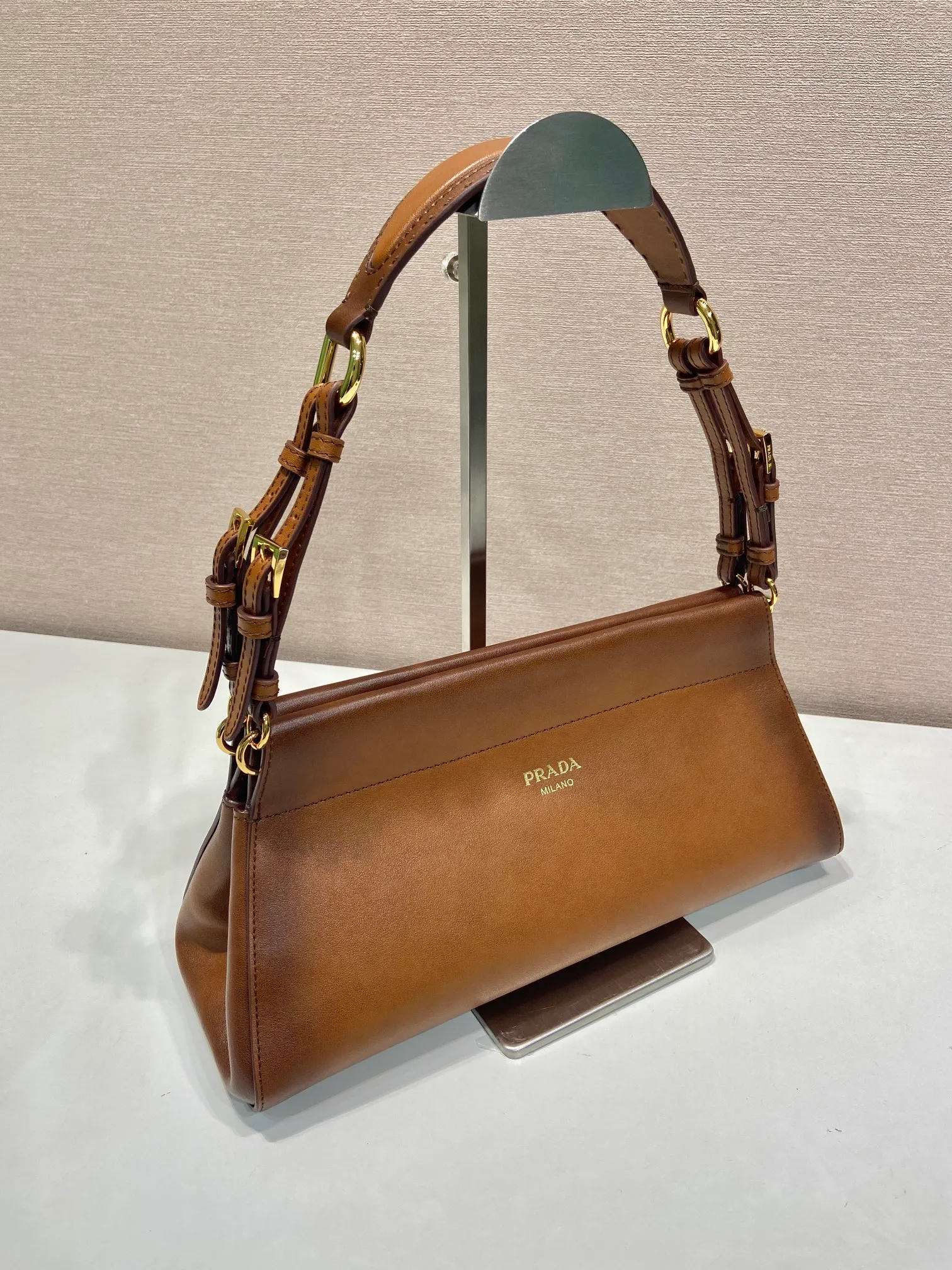 💰1640🎉New🎉1BC262🎉🎉 The Enchaîné bag features a retro-charming silhouette reinterpreted with a practical and modern structure. Classically feminine shapes are enriched by soft silhouettes and emphasized by the distressed treatment of leather, which is obtained through innovative craftsmanship techniques. The handle adds a diverse element to the design, highlighting practicality and elegance. Detachable leather handle - metal accessories - engraved logo on the front - with zipper pocket, another timeless and popular item, get your hands on it now 🎉🎉 Length 32.5x Height 15.5x Bottom 11cm🎉🎉