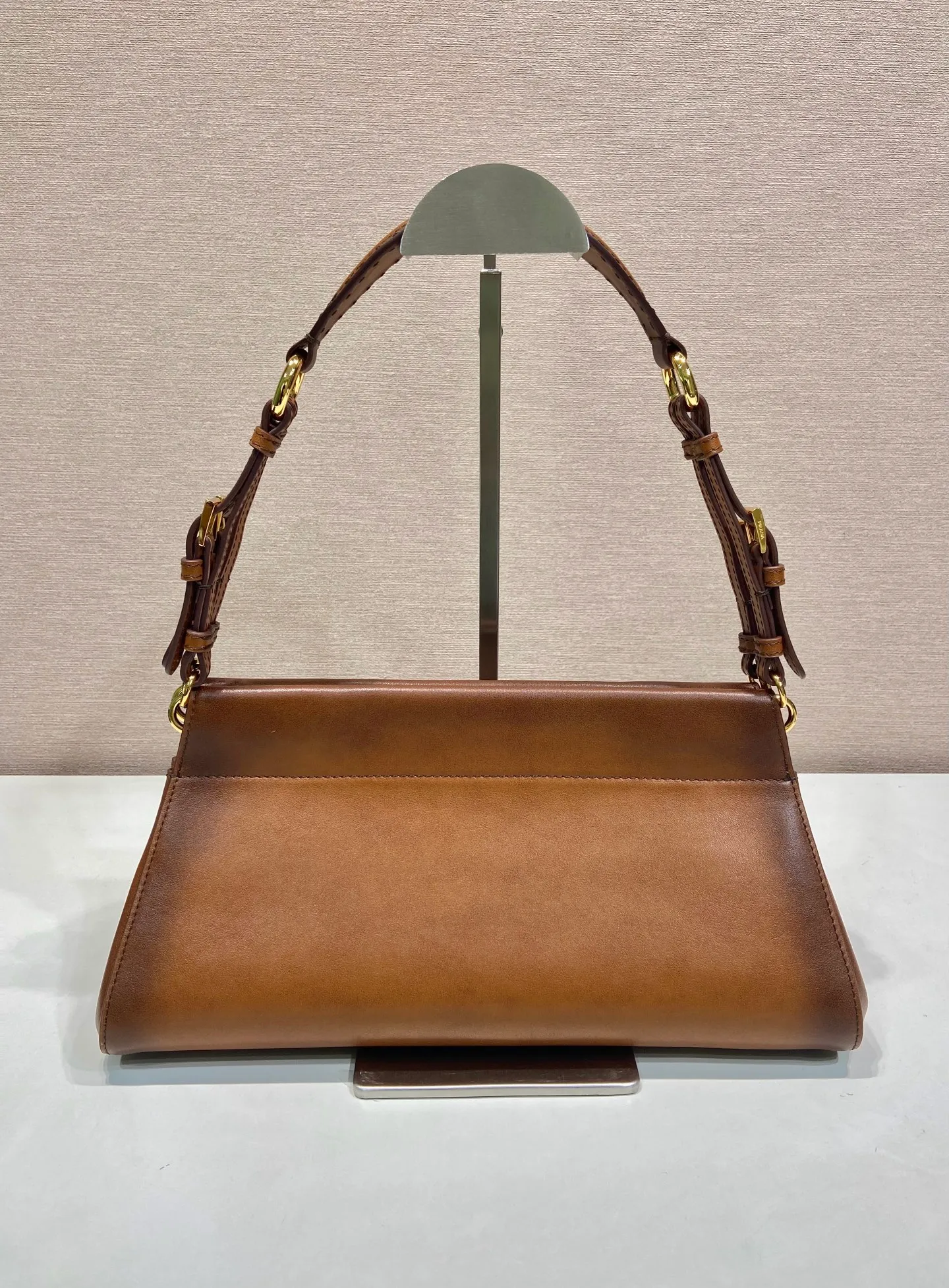 💰1640🎉New🎉1BC262🎉🎉 The Enchaîné bag features a retro-charming silhouette reinterpreted with a practical and modern structure. Classically feminine shapes are enriched by soft silhouettes and emphasized by the distressed treatment of leather, which is obtained through innovative craftsmanship techniques. The handle adds a diverse element to the design, highlighting practicality and elegance. Detachable leather handle - metal accessories - engraved logo on the front - with zipper pocket, another timeless and popular item, get your hands on it now 🎉🎉 Length 32.5x Height 15.5x Bottom 11cm🎉🎉