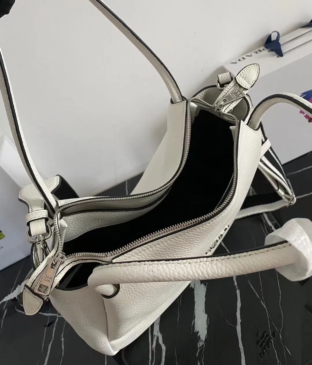 p1520¥🎉New double shoulder strap🎉1BC170 double shoulder strap🎉This double shoulder strap is made of imported deerskin grain cowhide and equipped with two interchangeable and adjustable long shoulder straps. The combination of fabric webbing and cowhide is perfect😘, versatile for mixing and matching different clothes on different occasions😘, large capacity, many compartments, super soft feel🎉Hurry up and get it🎉Length 32x Height 26x Bottom 13cm🎉🎉🎉👏👏👏