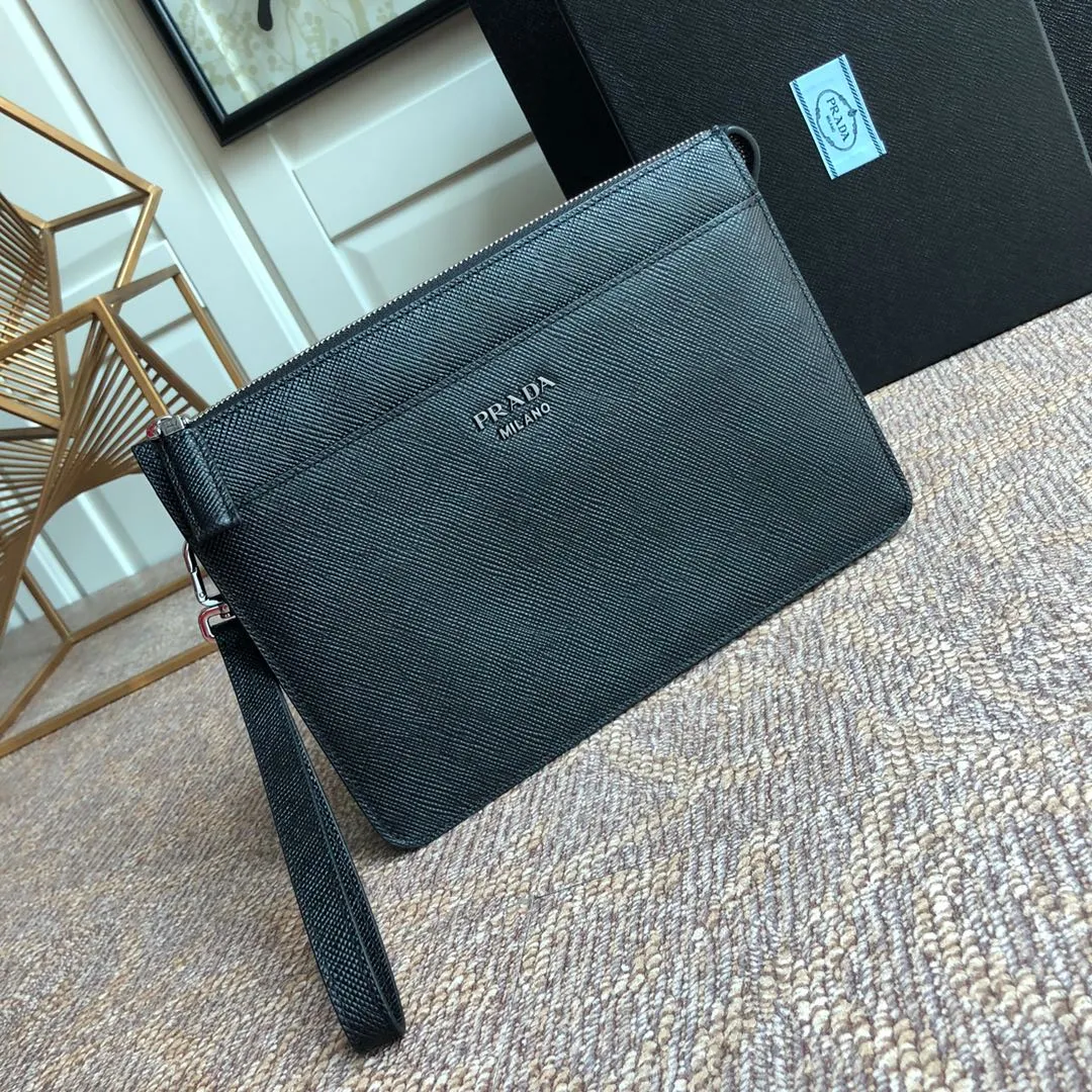 💰1120, Saffiano leather men’s new clutch bag, synchronized with counters🎉2VF019 detachable wrist strap, polished steel accessories, metal engraved logo on the front, front compartment, 8 card slots, imported thick cross-grain cowhide, length 26x height 17x bottom 4cm💪💪💪