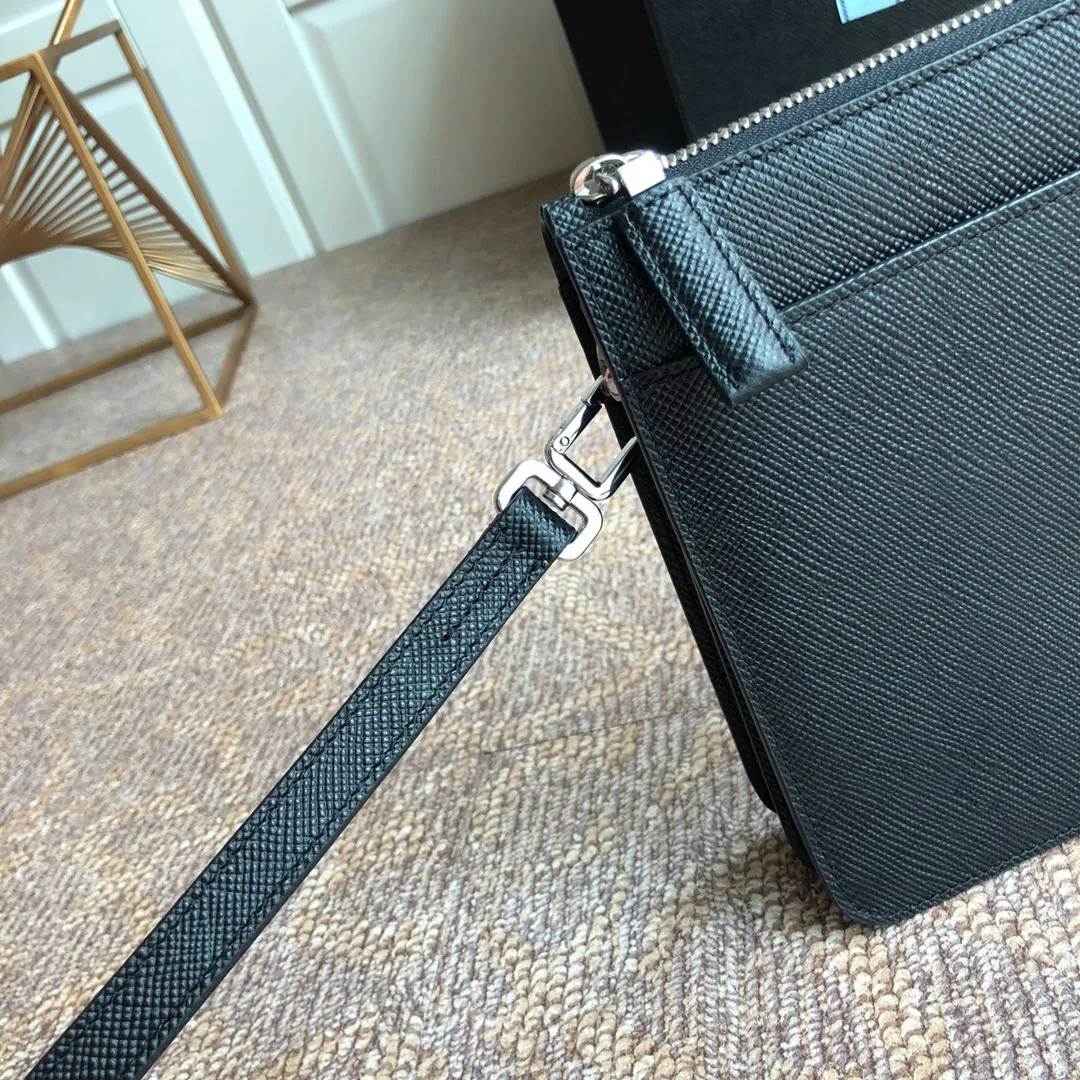 💰1120, Saffiano leather men’s new clutch bag, synchronized with counters🎉2VF019 detachable wrist strap, polished steel accessories, metal engraved logo on the front, front compartment, 8 card slots, imported thick cross-grain cowhide, length 26x height 17x bottom 4cm💪💪💪