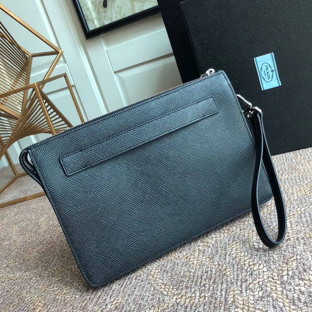 💰1120, Saffiano leather men’s new clutch bag, synchronized with counters🎉2VF019 detachable wrist strap, polished steel accessories, metal engraved logo on the front, front compartment, 8 card slots, imported thick cross-grain cowhide, length 26x height 17x bottom 4cm💪💪💪
