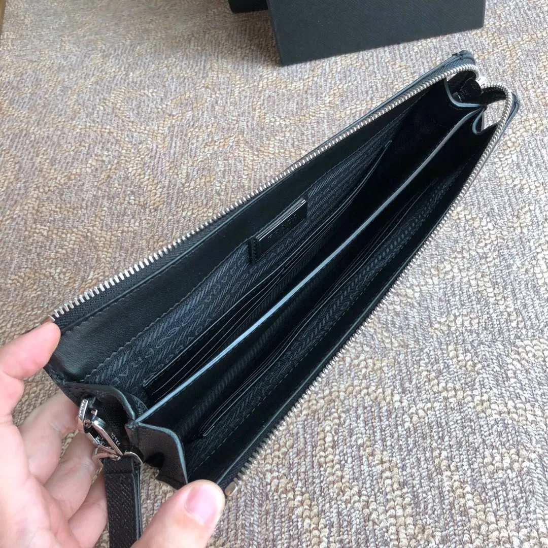 💰1120, Saffiano leather men’s new clutch bag, synchronized with counters🎉2VF019 detachable wrist strap, polished steel accessories, metal engraved logo on the front, front compartment, 8 card slots, imported thick cross-grain cowhide, length 26x height 17x bottom 4cm💪💪💪