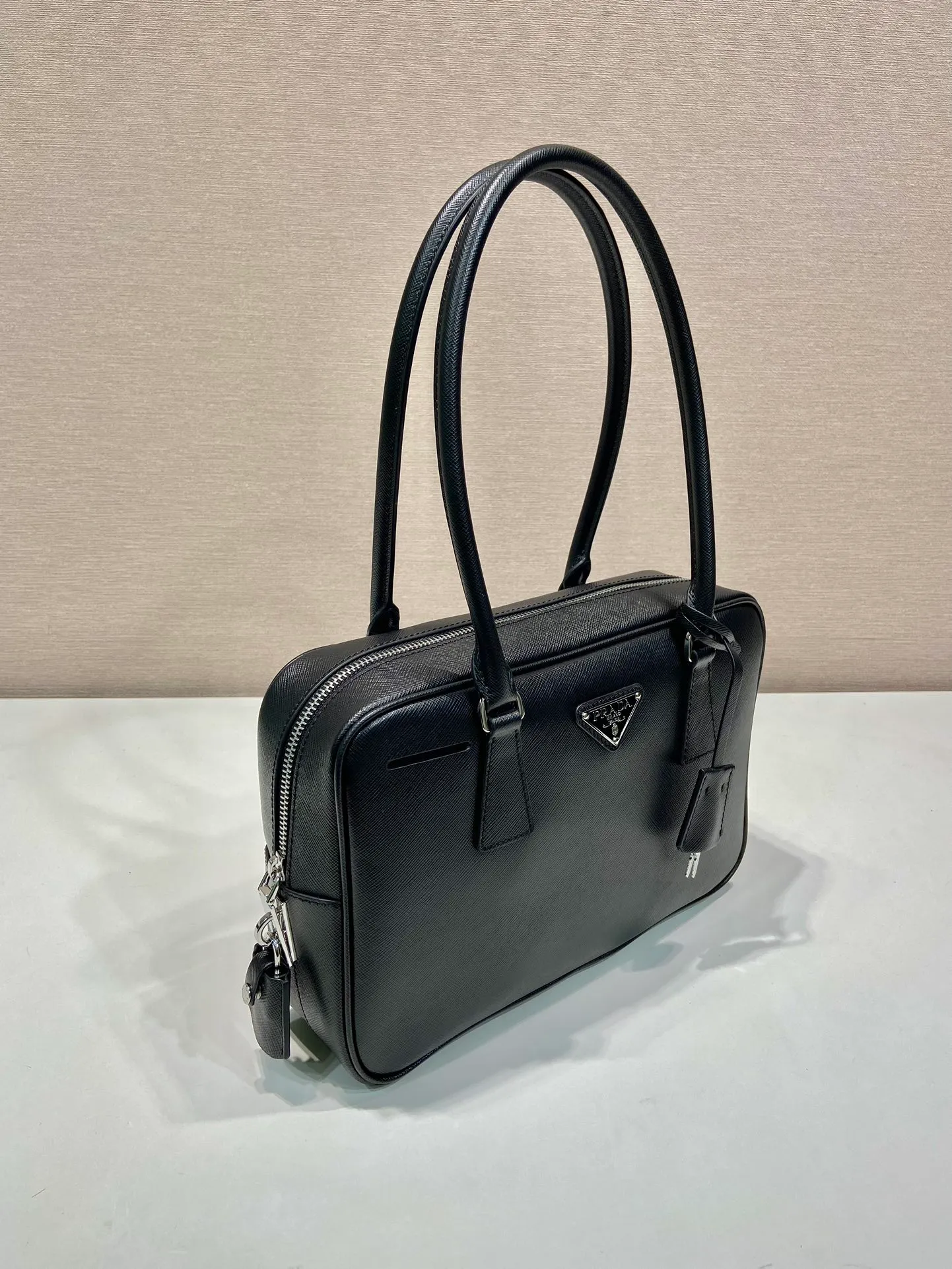 💰1660🎉New long handle second-hand bag🎉1BA428 new product🎉 This double handle handbag is made of imported saffiano cowhide and incorporates unique style elements to subvert people's traditional perception of luxury goods. It adds a unique charm between practical design embellishments and exquisite details. It has large capacity and practicality. It is also a treasure item. It is a timeless hot style. 🎉 🎉 Length 30x Height 17x Bottom 7cm