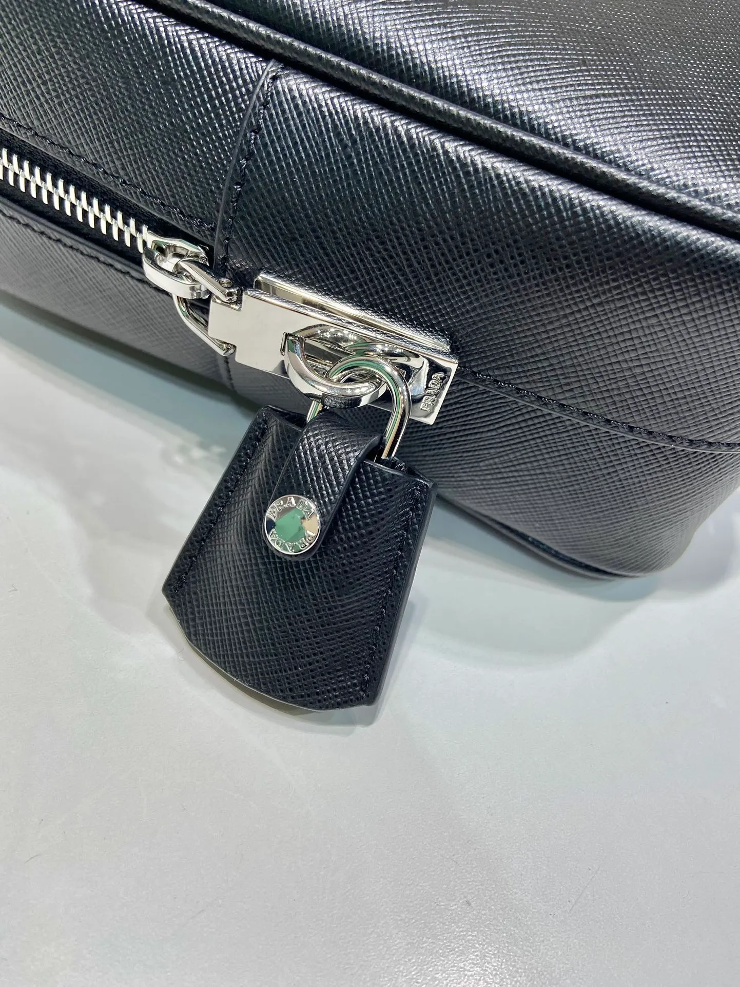 💰1660🎉New long handle second-hand bag🎉1BA428 new product🎉 This double handle handbag is made of imported saffiano cowhide and incorporates unique style elements to subvert people's traditional perception of luxury goods. It adds a unique charm between practical design embellishments and exquisite details. It has large capacity and practicality. It is also a treasure item. It is a timeless hot style. 🎉 🎉 Length 30x Height 17x Bottom 7cm