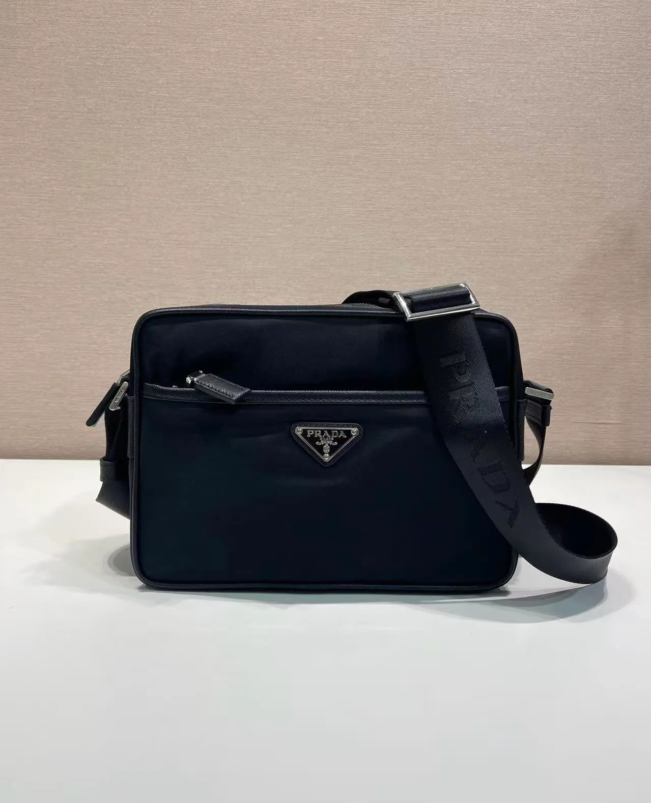 💰900🎉Classic New Style🎉2VH048🎉🎉 Original item 👍👍 Made of imported nylon material, Saffiano leather decoration, polished steel surface metal hardware, adjustable fabric shoulder strap, enamel triangle logo on the outside, logo logo on the inside, Zipper closure at the top, zipper pocket on the front, and a zipper pocket inside, light and practical, and a popular style that will never go out of style👍👍Length 23x Height 16x Bottom 7cm👍👍👍💰💰💰