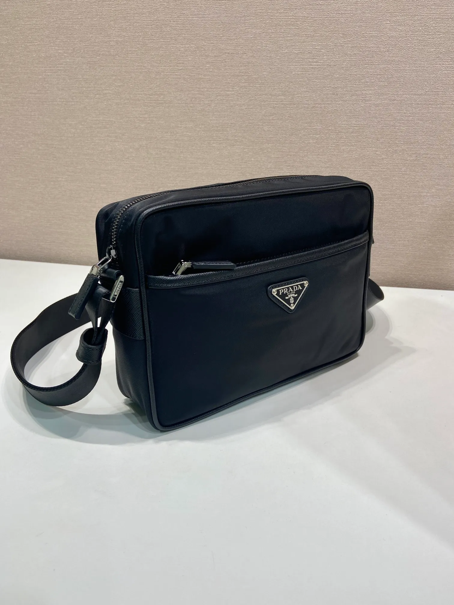 💰900🎉Classic New Style🎉2VH048🎉🎉 Original item 👍👍 Made of imported nylon material, Saffiano leather decoration, polished steel surface metal hardware, adjustable fabric shoulder strap, enamel triangle logo on the outside, logo logo on the inside, Zipper closure at the top, zipper pocket on the front, and a zipper pocket inside, light and practical, and a popular style that will never go out of style👍👍Length 23x Height 16x Bottom 7cm👍👍👍💰💰💰