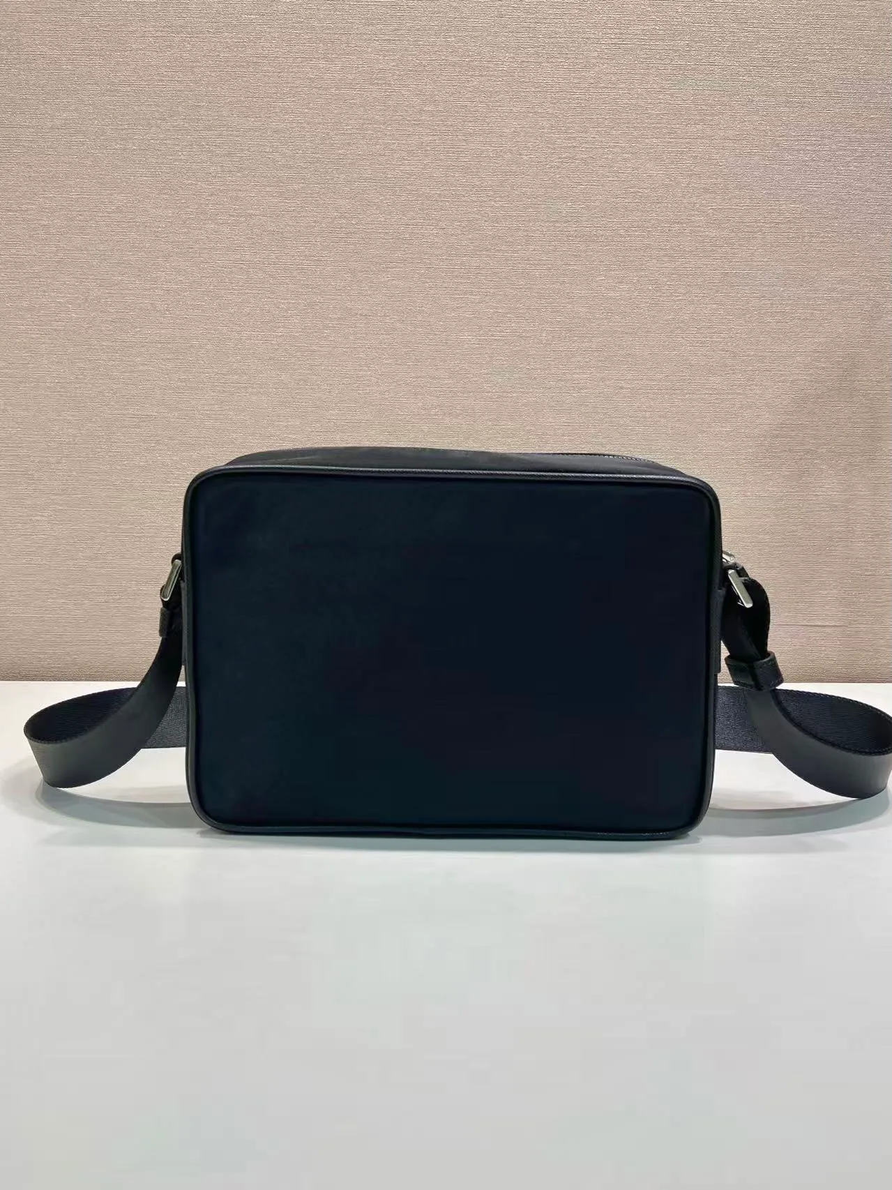 💰900🎉Classic New Style🎉2VH048🎉🎉 Original item 👍👍 Made of imported nylon material, Saffiano leather decoration, polished steel surface metal hardware, adjustable fabric shoulder strap, enamel triangle logo on the outside, logo logo on the inside, Zipper closure at the top, zipper pocket on the front, and a zipper pocket inside, light and practical, and a popular style that will never go out of style👍👍Length 23x Height 16x Bottom 7cm👍👍👍💰💰💰