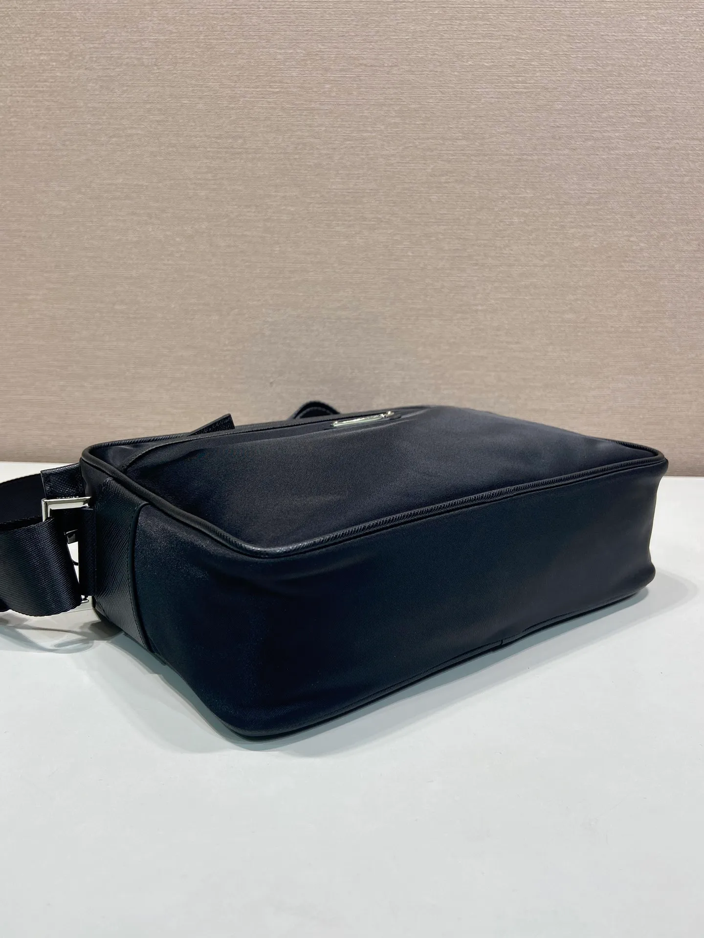 💰900🎉Classic New Style🎉2VH048🎉🎉 Original item 👍👍 Made of imported nylon material, Saffiano leather decoration, polished steel surface metal hardware, adjustable fabric shoulder strap, enamel triangle logo on the outside, logo logo on the inside, Zipper closure at the top, zipper pocket on the front, and a zipper pocket inside, light and practical, and a popular style that will never go out of style👍👍Length 23x Height 16x Bottom 7cm👍👍👍💰💰💰