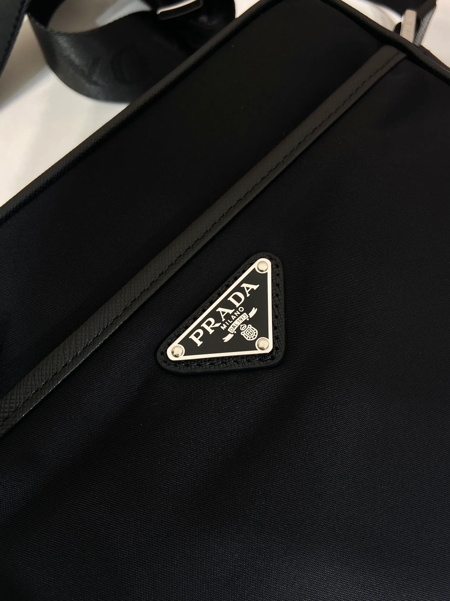 💰900🎉Classic New Style🎉2VH048🎉🎉 Original item 👍👍 Made of imported nylon material, Saffiano leather decoration, polished steel surface metal hardware, adjustable fabric shoulder strap, enamel triangle logo on the outside, logo logo on the inside, Zipper closure at the top, zipper pocket on the front, and a zipper pocket inside, light and practical, and a popular style that will never go out of style👍👍Length 23x Height 16x Bottom 7cm👍👍👍💰💰💰