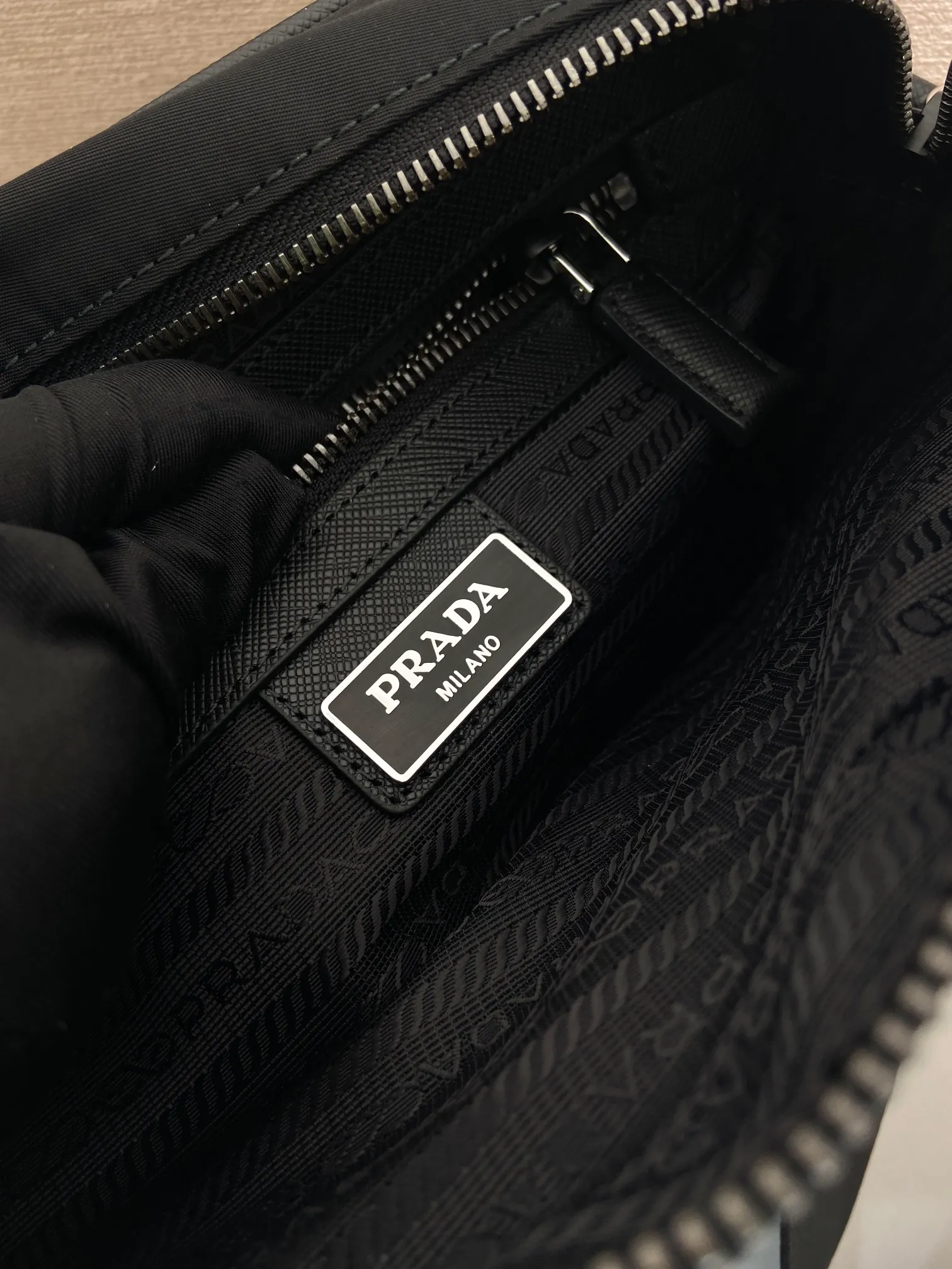 💰900🎉Classic New Style🎉2VH048🎉🎉 Original item 👍👍 Made of imported nylon material, Saffiano leather decoration, polished steel surface metal hardware, adjustable fabric shoulder strap, enamel triangle logo on the outside, logo logo on the inside, Zipper closure at the top, zipper pocket on the front, and a zipper pocket inside, light and practical, and a popular style that will never go out of style👍👍Length 23x Height 16x Bottom 7cm👍👍👍💰💰💰