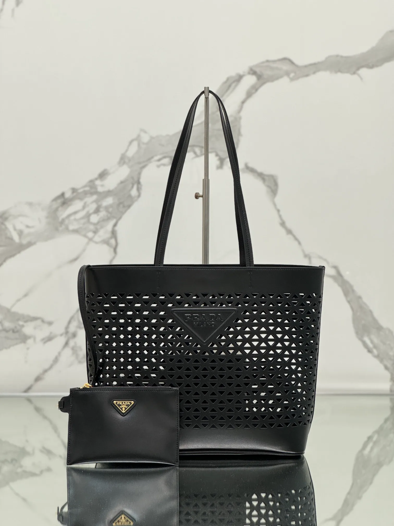 💰1800 🌟Hollow Tote Shopping Bag This bag is made of hollow imported calfskin and has a fashionable design. The bag is equipped with exquisite leather handles to convey the brand message. It has a large space and is very practical. It is a shopping bag that will turn heads every time and comes with a small coin purse. Size: 32×30×13cm Style number: 1BG503