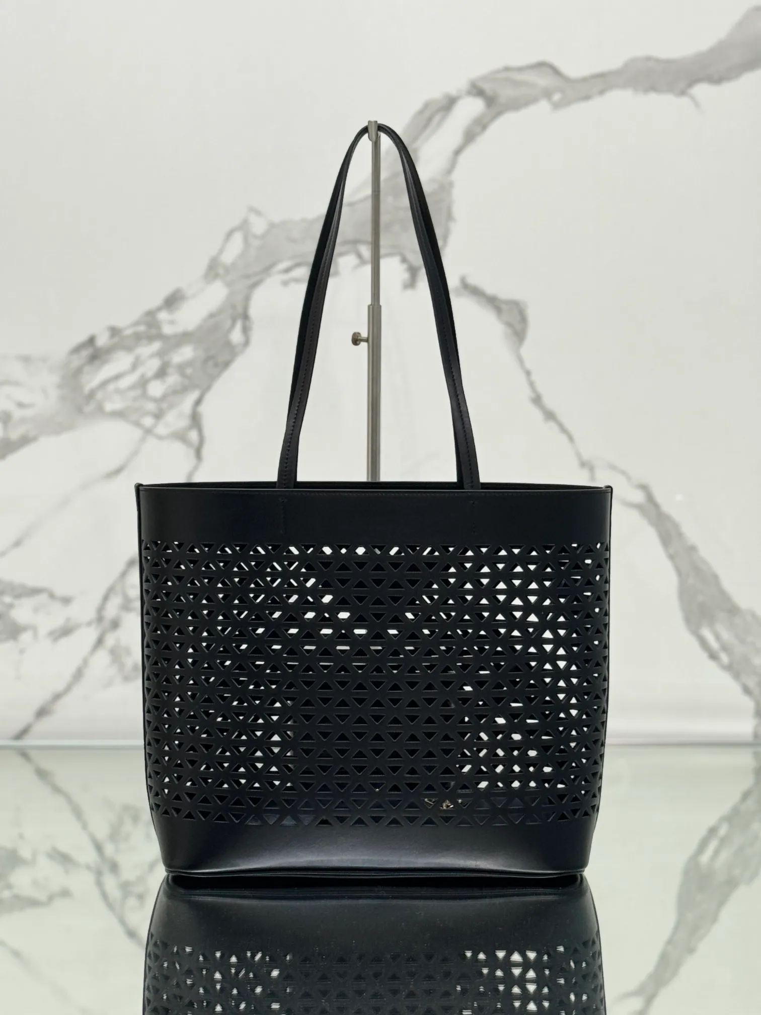 💰1800 🌟Hollow Tote Shopping Bag This bag is made of hollow imported calfskin and has a fashionable design. The bag is equipped with exquisite leather handles to convey the brand message. It has a large space and is very practical. It is a shopping bag that will turn heads every time and comes with a small coin purse. Size: 32×30×13cm Style number: 1BG503