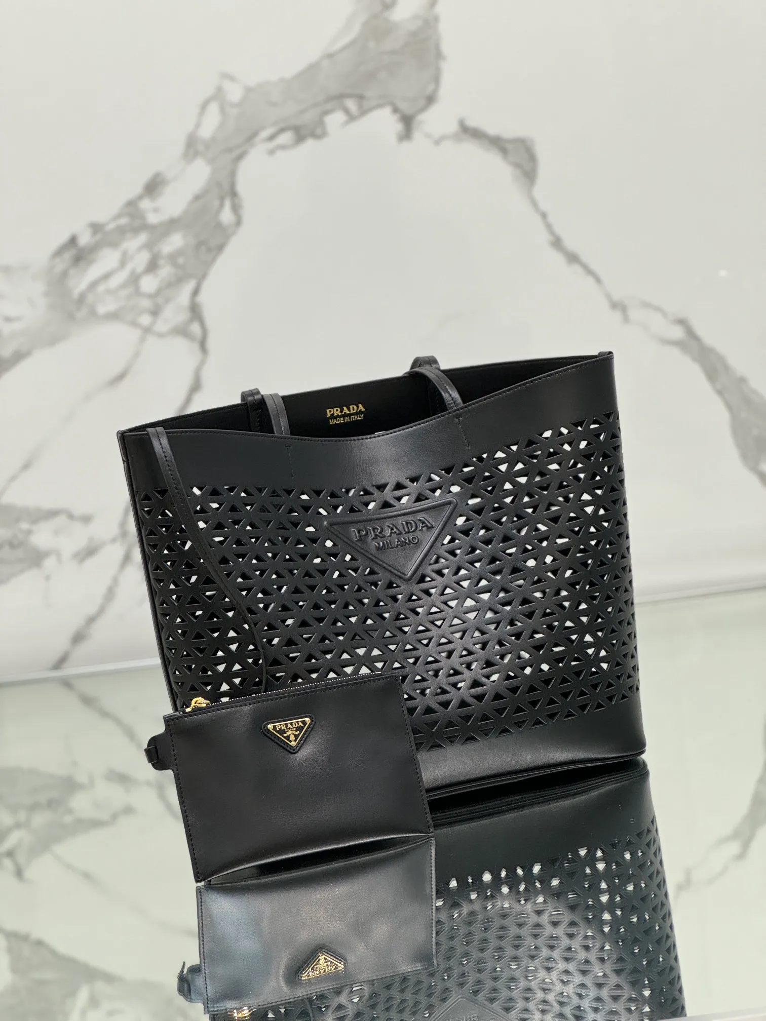 💰1800 🌟Hollow Tote Shopping Bag This bag is made of hollow imported calfskin and has a fashionable design. The bag is equipped with exquisite leather handles to convey the brand message. It has a large space and is very practical. It is a shopping bag that will turn heads every time and comes with a small coin purse. Size: 32×30×13cm Style number: 1BG503
