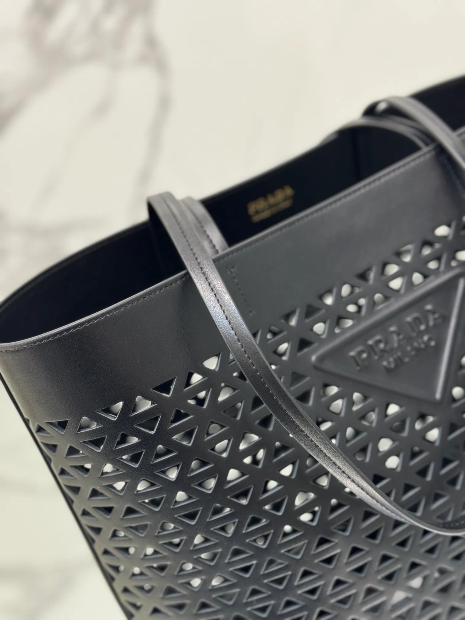 💰1800 🌟Hollow Tote Shopping Bag This bag is made of hollow imported calfskin and has a fashionable design. The bag is equipped with exquisite leather handles to convey the brand message. It has a large space and is very practical. It is a shopping bag that will turn heads every time and comes with a small coin purse. Size: 32×30×13cm Style number: 1BG503