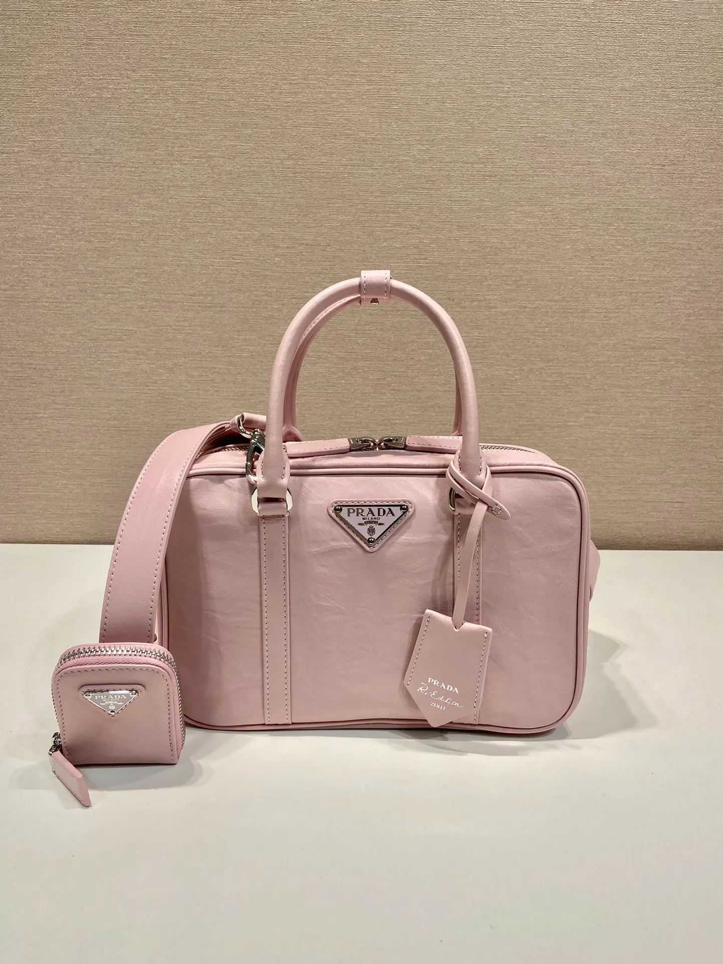 💰1800🎉New Boston🎉1BB092 catwalk model🎉🎉 This casual and classic handbag is made of soft sheep leather inside and outside. The hand-made pleat effect is particularly fashionable. It is equipped with a detachable long shoulder strap and a small coin purse with large capacity. It was also unveiled in the 2023 spring and summer series fashion show. The upper body effect must be eye-catching. Babies, hurry up and get it🎉🎉 Length 24x Height 15.5x Bottom 7