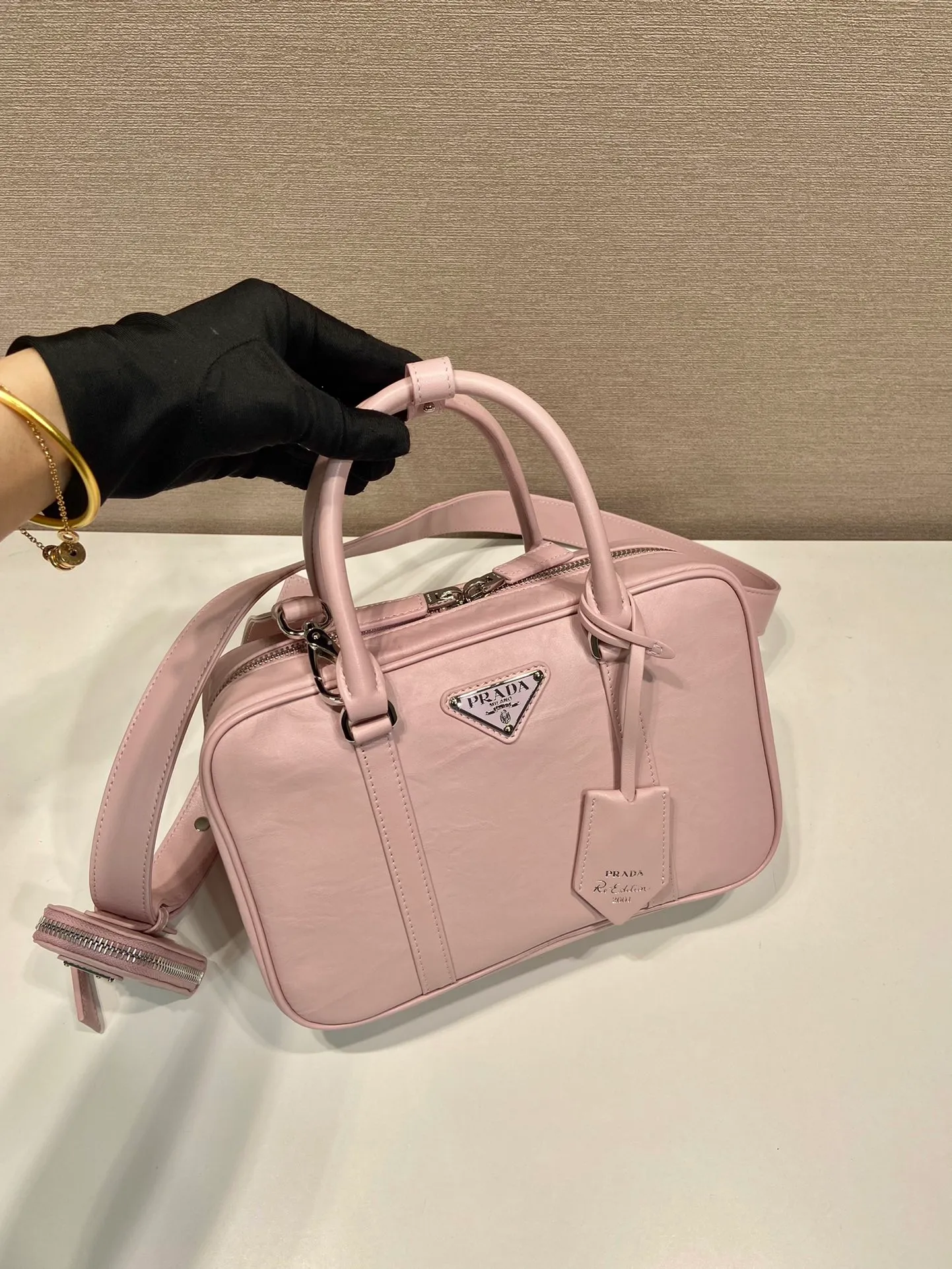 💰1800🎉New Boston🎉1BB092 catwalk model🎉🎉 This casual and classic handbag is made of soft sheep leather inside and outside. The hand-made pleat effect is particularly fashionable. It is equipped with a detachable long shoulder strap and a small coin purse with large capacity. It was also unveiled in the 2023 spring and summer series fashion show. The upper body effect must be eye-catching. Babies, hurry up and get it🎉🎉 Length 24x Height 15.5x Bottom 7