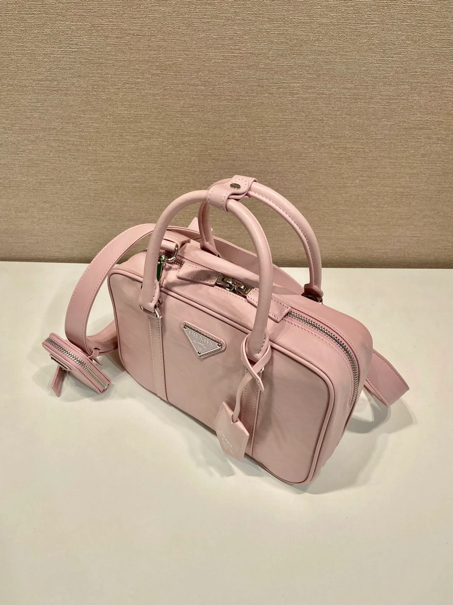 💰1800🎉New Boston🎉1BB092 catwalk model🎉🎉 This casual and classic handbag is made of soft sheep leather inside and outside. The hand-made pleat effect is particularly fashionable. It is equipped with a detachable long shoulder strap and a small coin purse with large capacity. It was also unveiled in the 2023 spring and summer series fashion show. The upper body effect must be eye-catching. Babies, hurry up and get it🎉🎉 Length 24x Height 15.5x Bottom 7