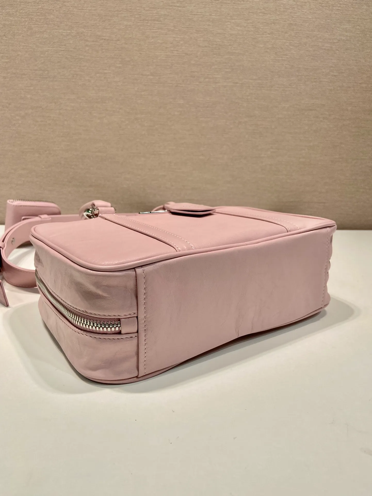 💰1800🎉New Boston🎉1BB092 catwalk model🎉🎉 This casual and classic handbag is made of soft sheep leather inside and outside. The hand-made pleat effect is particularly fashionable. It is equipped with a detachable long shoulder strap and a small coin purse with large capacity. It was also unveiled in the 2023 spring and summer series fashion show. The upper body effect must be eye-catching. Babies, hurry up and get it🎉🎉 Length 24x Height 15.5x Bottom 7