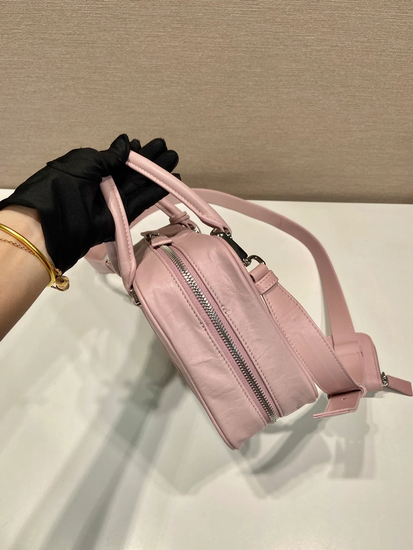 💰1800🎉New Boston🎉1BB092 catwalk model🎉🎉 This casual and classic handbag is made of soft sheep leather inside and outside. The hand-made pleat effect is particularly fashionable. It is equipped with a detachable long shoulder strap and a small coin purse with large capacity. It was also unveiled in the 2023 spring and summer series fashion show. The upper body effect must be eye-catching. Babies, hurry up and get it🎉🎉 Length 24x Height 15.5x Bottom 7