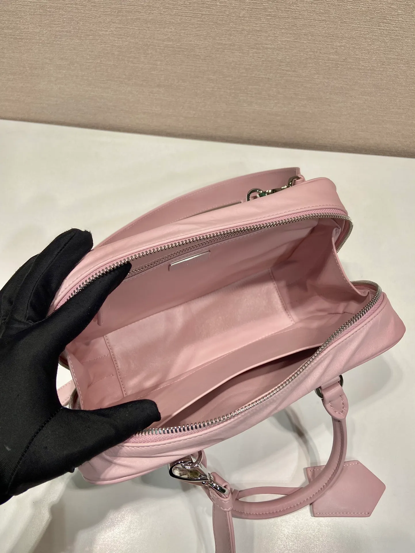 💰1800🎉New Boston🎉1BB092 catwalk model🎉🎉 This casual and classic handbag is made of soft sheep leather inside and outside. The hand-made pleat effect is particularly fashionable. It is equipped with a detachable long shoulder strap and a small coin purse with large capacity. It was also unveiled in the 2023 spring and summer series fashion show. The upper body effect must be eye-catching. Babies, hurry up and get it🎉🎉 Length 24x Height 15.5x Bottom 7