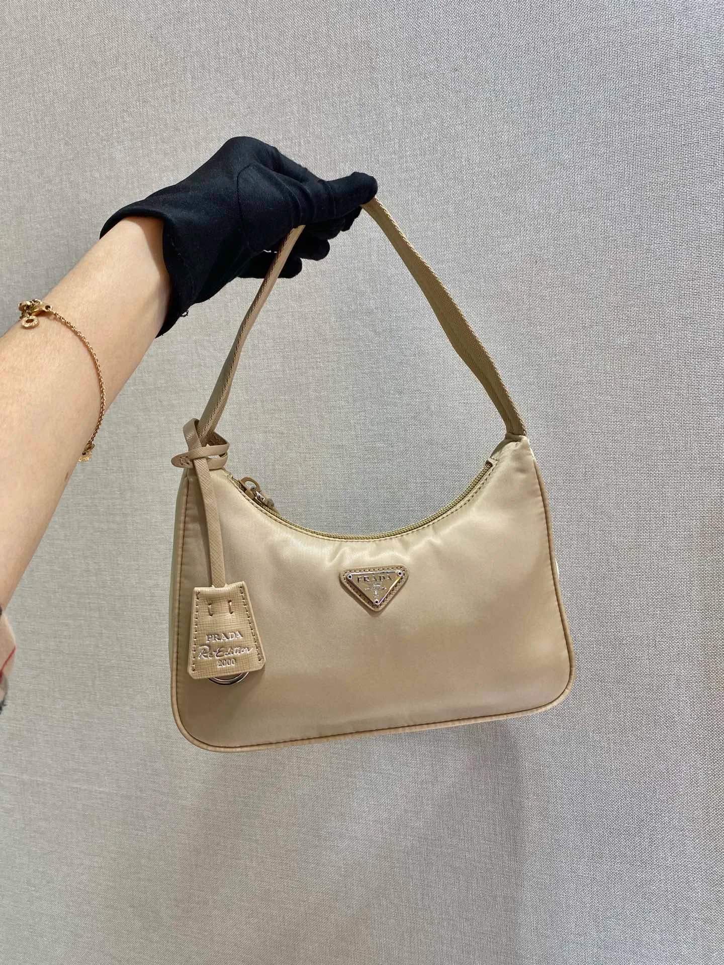 💰660🔥Upgrade board Hobo bag🔥Original quality👍👍Upgrade board 1NE515 moon-shaped second-hand bag, made of imported original parachute fabric, lightweight and practical Hobo armpit bag, super simple and eye-catching👍👍, small/light/packable/easy to wear/fashionable armpit bag, and can be carried by hand, super easy to use😍😍. It is currently the most popular bag among celebrities, aren’t you excited😜😜, ladies, hurry up, length 23x height 13x bottom 5cm👏👏👏💰💰💰