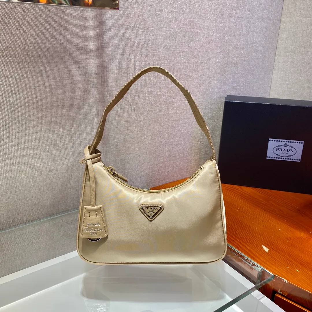 💰660🔥Upgrade board Hobo bag🔥Original quality👍👍Upgrade board 1NE515 moon-shaped second-hand bag, made of imported original parachute fabric, lightweight and practical Hobo armpit bag, super simple and eye-catching👍👍, small/light/packable/easy to wear/fashionable armpit bag, and can be carried by hand, super easy to use😍😍. It is currently the most popular bag among celebrities, aren’t you excited😜😜, ladies, hurry up, length 23x height 13x bottom 5cm👏👏👏💰💰💰
