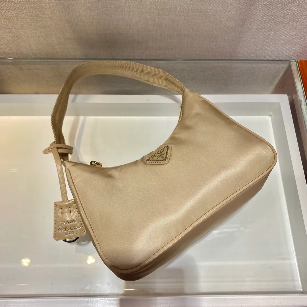 💰660🔥Upgrade board Hobo bag🔥Original quality👍👍Upgrade board 1NE515 moon-shaped second-hand bag, made of imported original parachute fabric, lightweight and practical Hobo armpit bag, super simple and eye-catching👍👍, small/light/packable/easy to wear/fashionable armpit bag, and can be carried by hand, super easy to use😍😍. It is currently the most popular bag among celebrities, aren’t you excited😜😜, ladies, hurry up, length 23x height 13x bottom 5cm👏👏👏💰💰💰