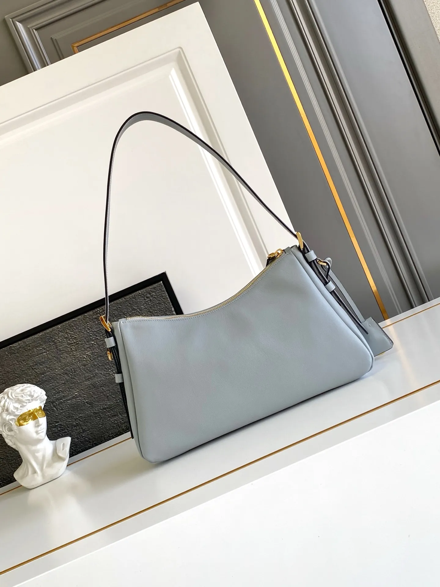 💰1660, new color✨✨ 🎉New Aimee underarm bag🎉🎉🎉This leather Hobo underarm bag has a simple design and is made of imported calfskin. It has a metal triangular enamel logo on the front and is equipped with a detachable leather shoulder strap. The leather is delicate and soft, practical, lightweight, and has large capacity. 😂😂 High-end and versatile, another fashion hit. Hurry up and get it, it’s so beautiful👏👏 Model: 1BC229 Size: 31x18x10cm