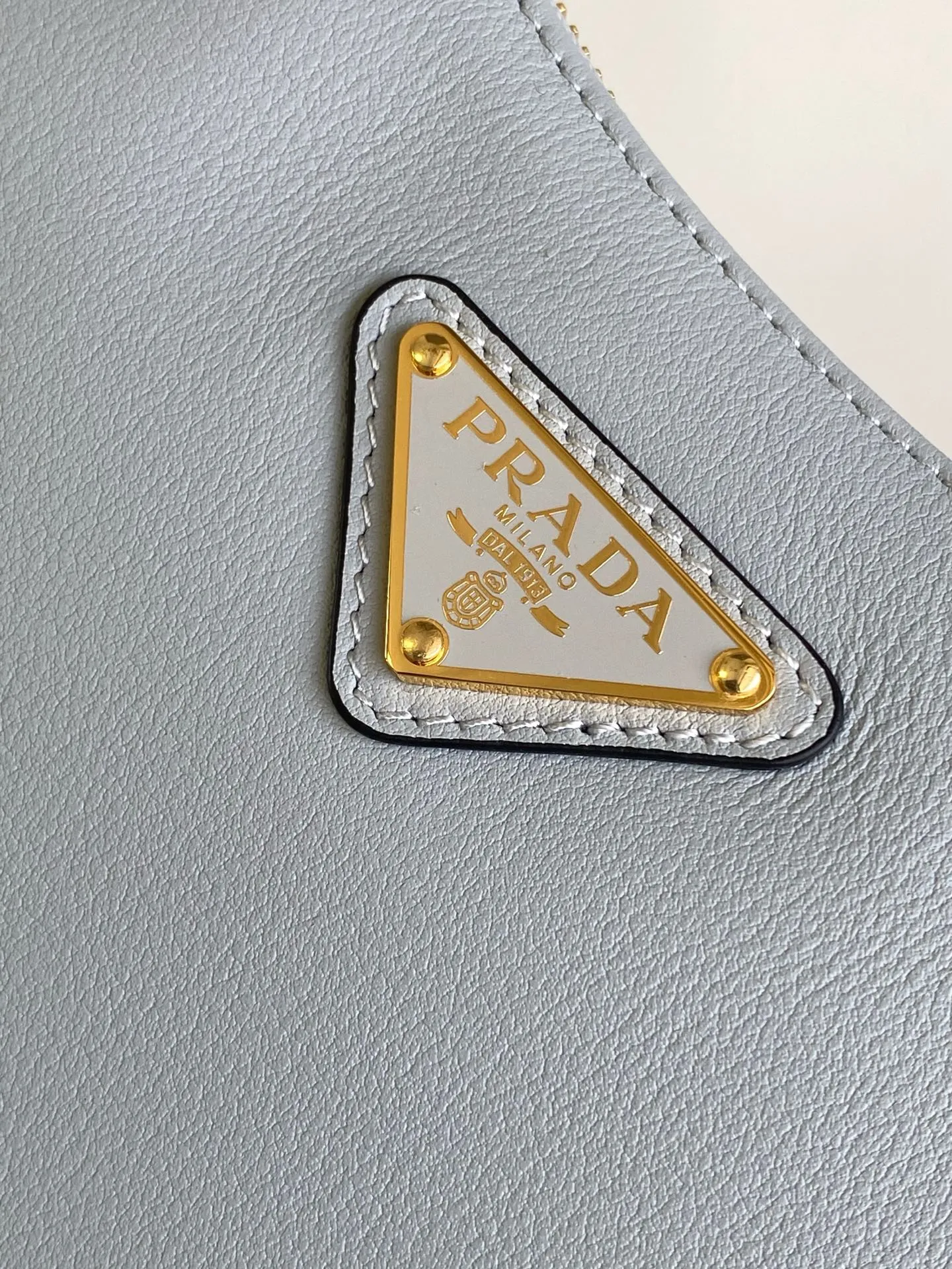 💰1660, new color✨✨ 🎉New Aimee underarm bag🎉🎉🎉This leather Hobo underarm bag has a simple design and is made of imported calfskin. It has a metal triangular enamel logo on the front and is equipped with a detachable leather shoulder strap. The leather is delicate and soft, practical, lightweight, and has large capacity. 😂😂 High-end and versatile, another fashion hit. Hurry up and get it, it’s so beautiful👏👏 Model: 1BC229 Size: 31x18x10cm