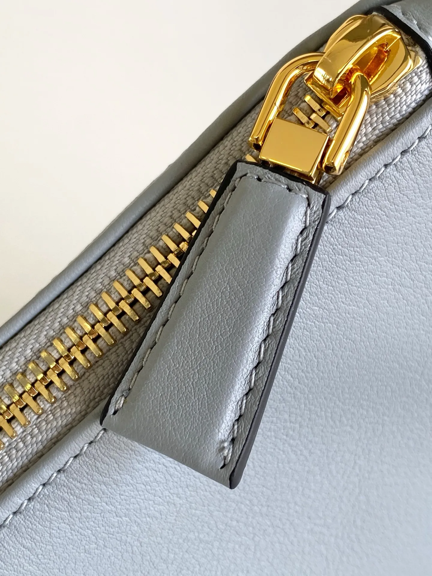 💰1660, new color✨✨ 🎉New Aimee underarm bag🎉🎉🎉This leather Hobo underarm bag has a simple design and is made of imported calfskin. It has a metal triangular enamel logo on the front and is equipped with a detachable leather shoulder strap. The leather is delicate and soft, practical, lightweight, and has large capacity. 😂😂 High-end and versatile, another fashion hit. Hurry up and get it, it’s so beautiful👏👏 Model: 1BC229 Size: 31x18x10cm