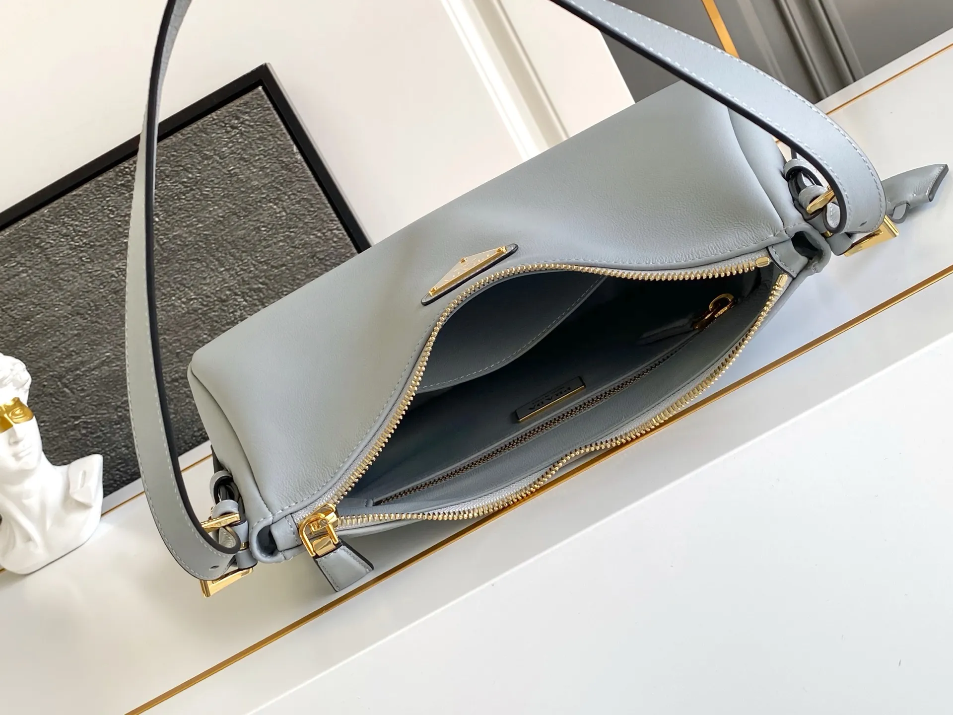 💰1660, new color✨✨ 🎉New Aimee underarm bag🎉🎉🎉This leather Hobo underarm bag has a simple design and is made of imported calfskin. It has a metal triangular enamel logo on the front and is equipped with a detachable leather shoulder strap. The leather is delicate and soft, practical, lightweight, and has large capacity. 😂😂 High-end and versatile, another fashion hit. Hurry up and get it, it’s so beautiful👏👏 Model: 1BC229 Size: 31x18x10cm