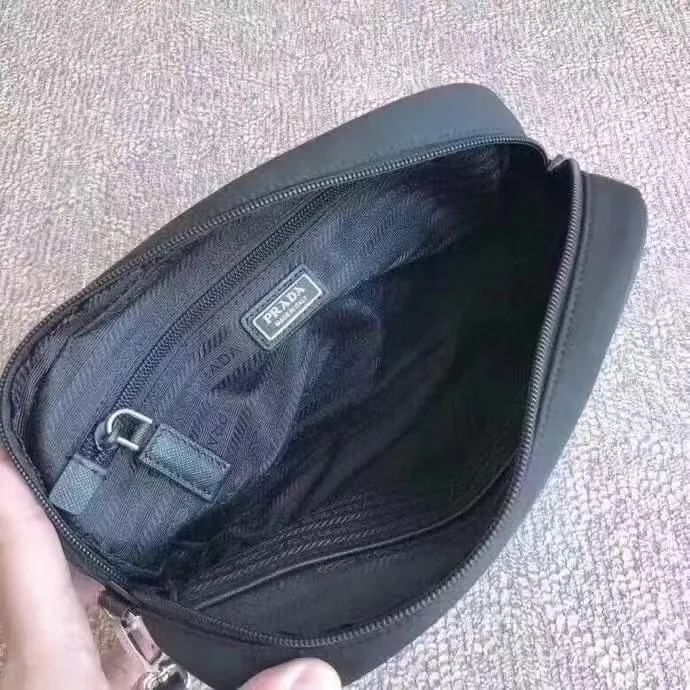 💰360¥ Popular handbag 👍👍2NE035 triangle, made of imported nylon material/cross pattern cowhide, 👍👍polished steel hardware, detachable handle strap, pull on the back Chain, many compartments, large capacity space, 208 OEM code, high-end atmosphere👍👍Men's favorite, length 24x height 16x bottom 7cm.👏🏻👏🏻👏🏻