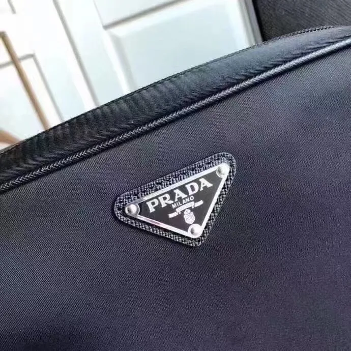💰360¥ Popular handbag 👍👍2NE035 triangle, made of imported nylon material/cross pattern cowhide, 👍👍polished steel hardware, detachable handle strap, pull on the back Chain, many compartments, large capacity space, 208 OEM code, high-end atmosphere👍👍Men's favorite, length 24x height 16x bottom 7cm.👏🏻👏🏻👏🏻
